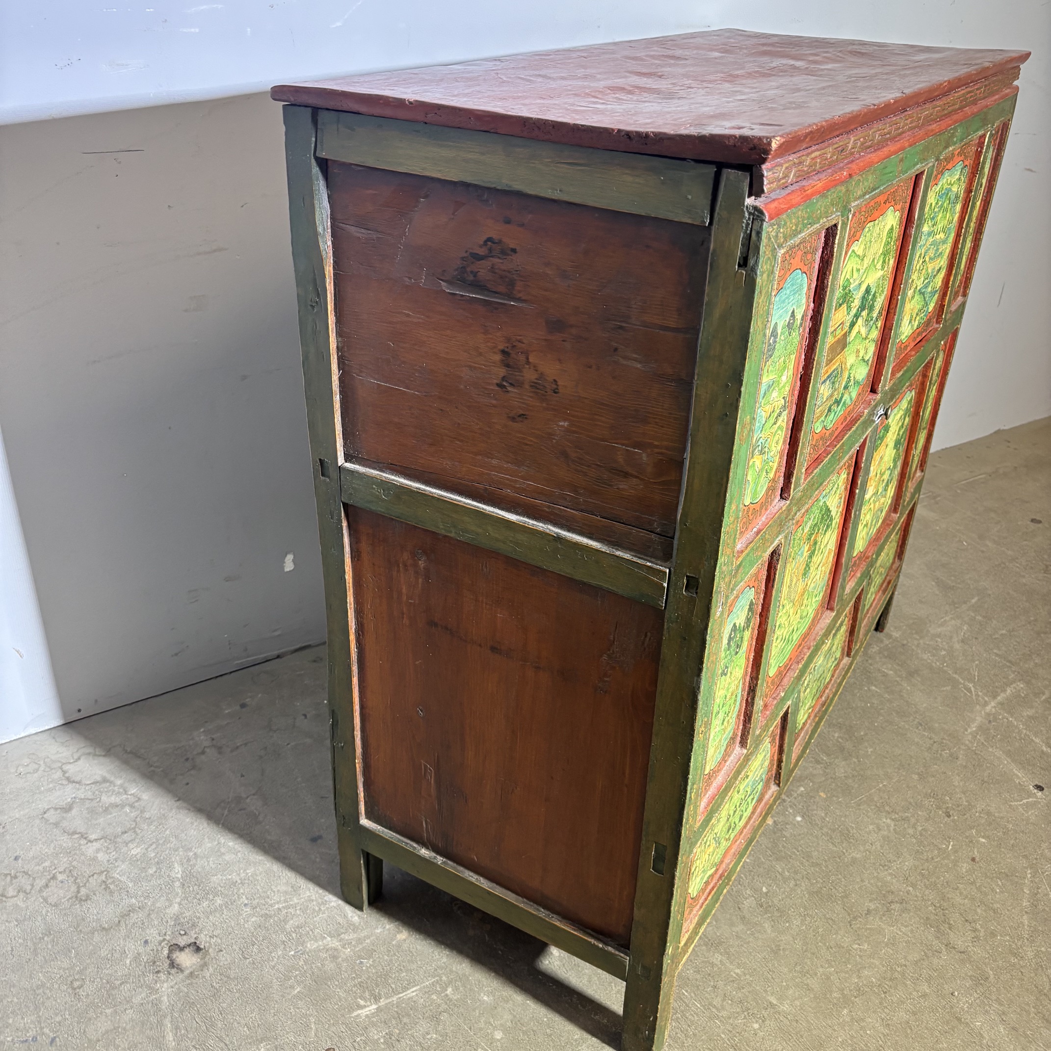Antico mobile credenza tibetano primi 900 Lacca rossa e verde . Con scene dipinte . Mis 113 x cm 48 . Altezza cm 103 - immagine 10