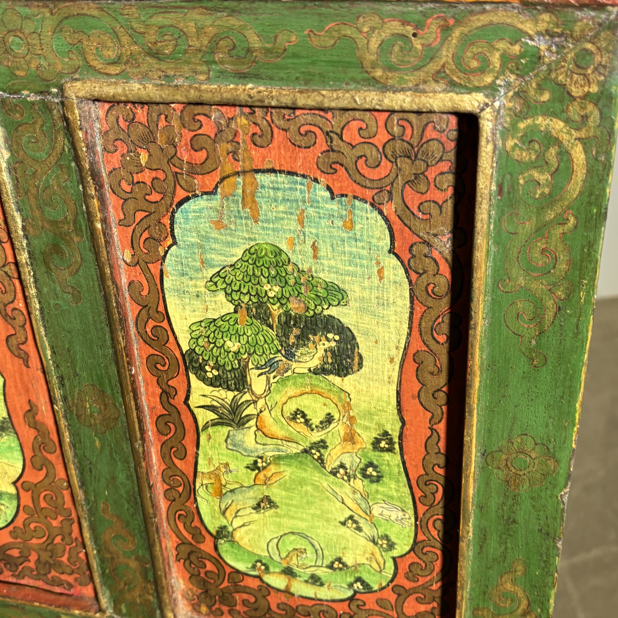 Antico mobile credenza tibetano primi 900 Lacca rossa e verde . Con scene dipinte . Mis 113 x cm 48 . Altezza cm 103 - immagine 11