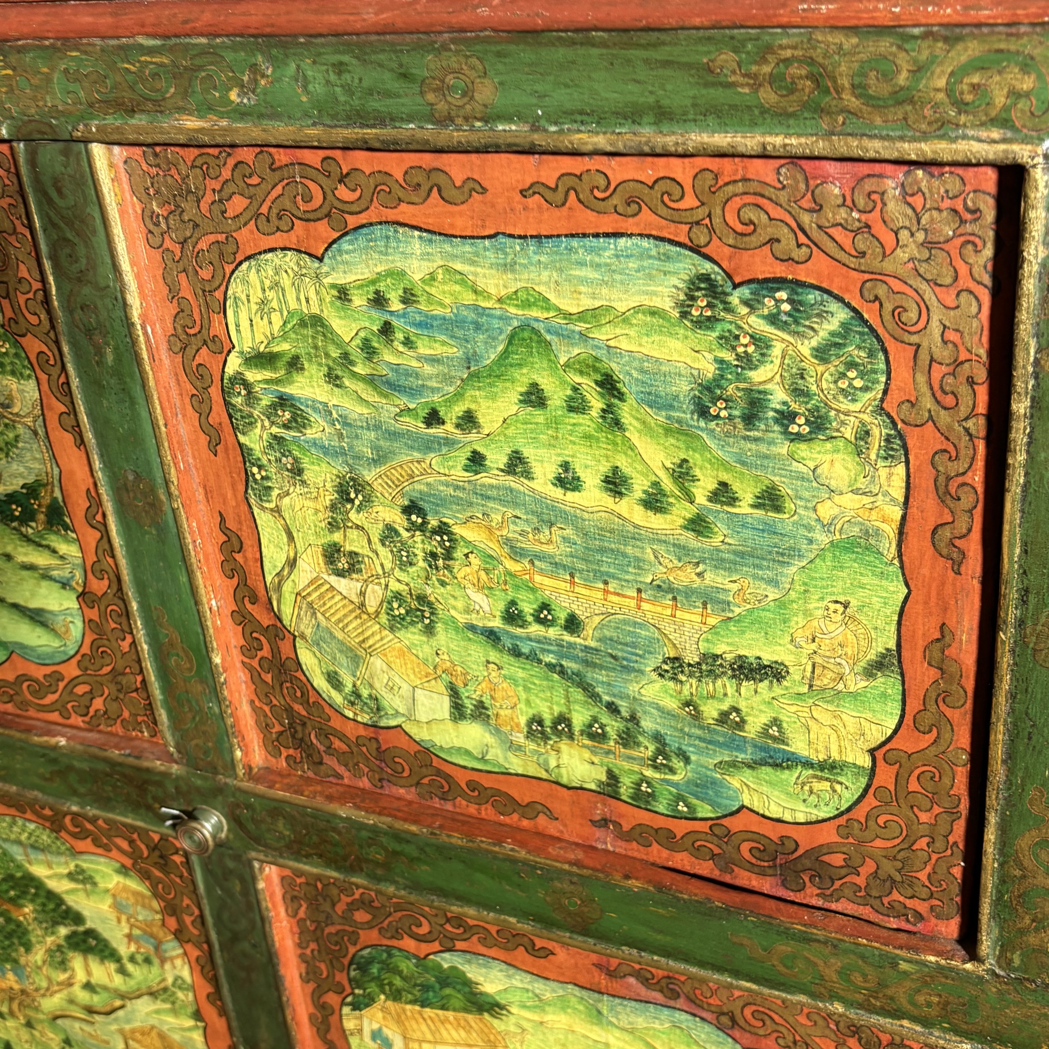 Antico mobile credenza tibetano primi 900 Lacca rossa e verde . Con scene dipinte . Mis 113 x cm 48 . Altezza cm 103 - immagine 12