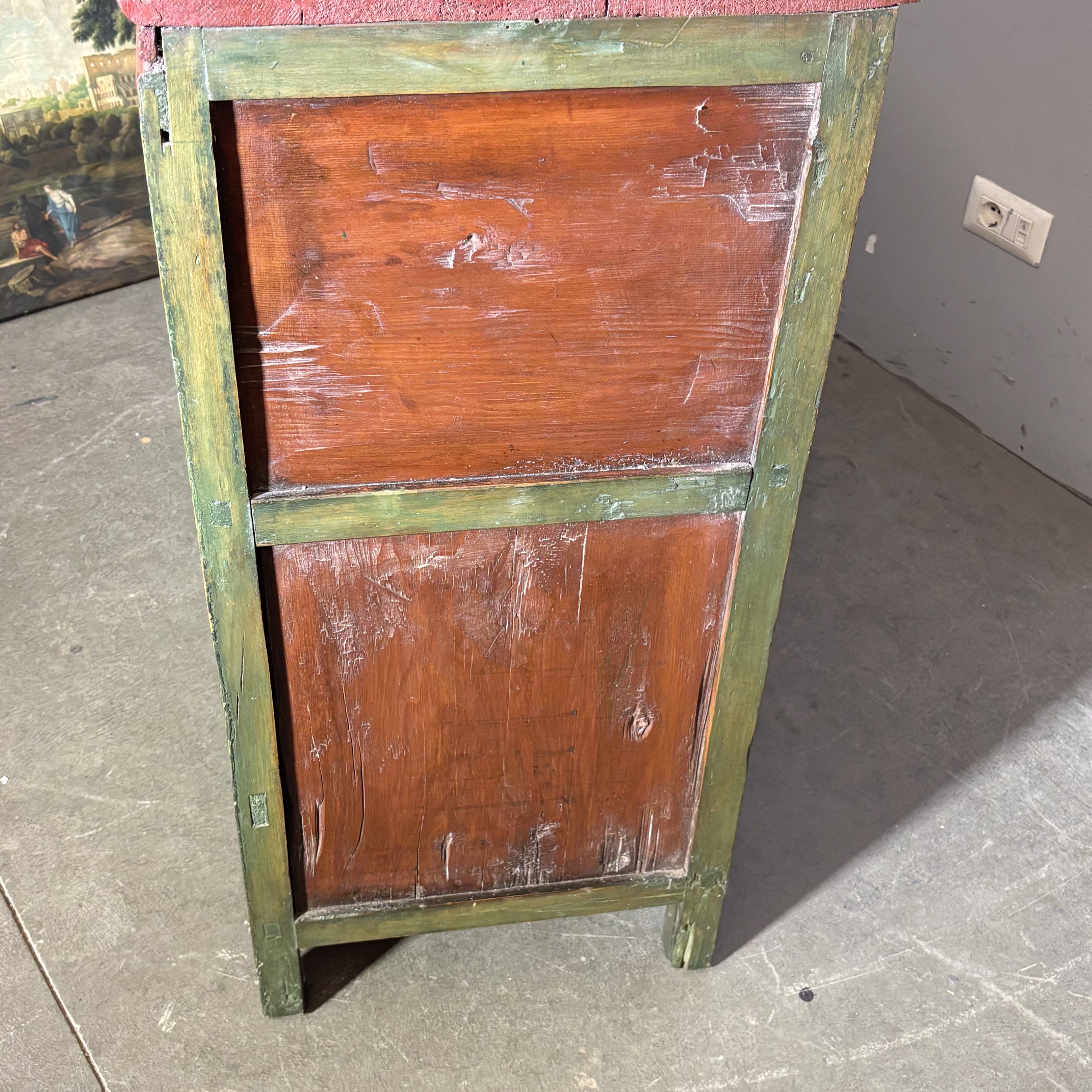 Antico mobile credenza tibetano primi 900 Lacca rossa e verde . Con scene dipinte . Mis 113 x cm 48 . Altezza cm 103 - immagine 14