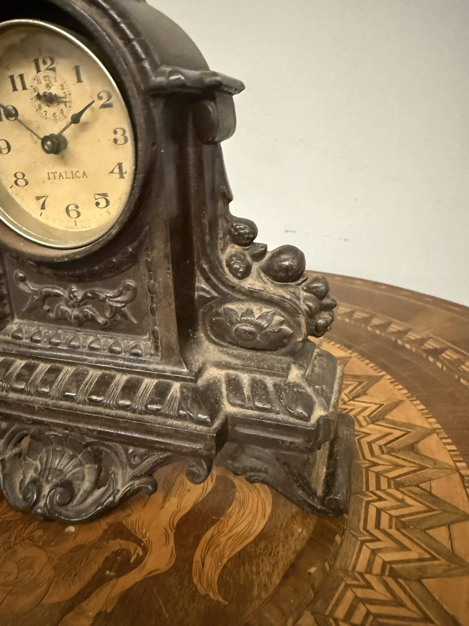 Orologio da camino marca italiaca, anni '40 in ghisa, 25x27cm - immagine 11