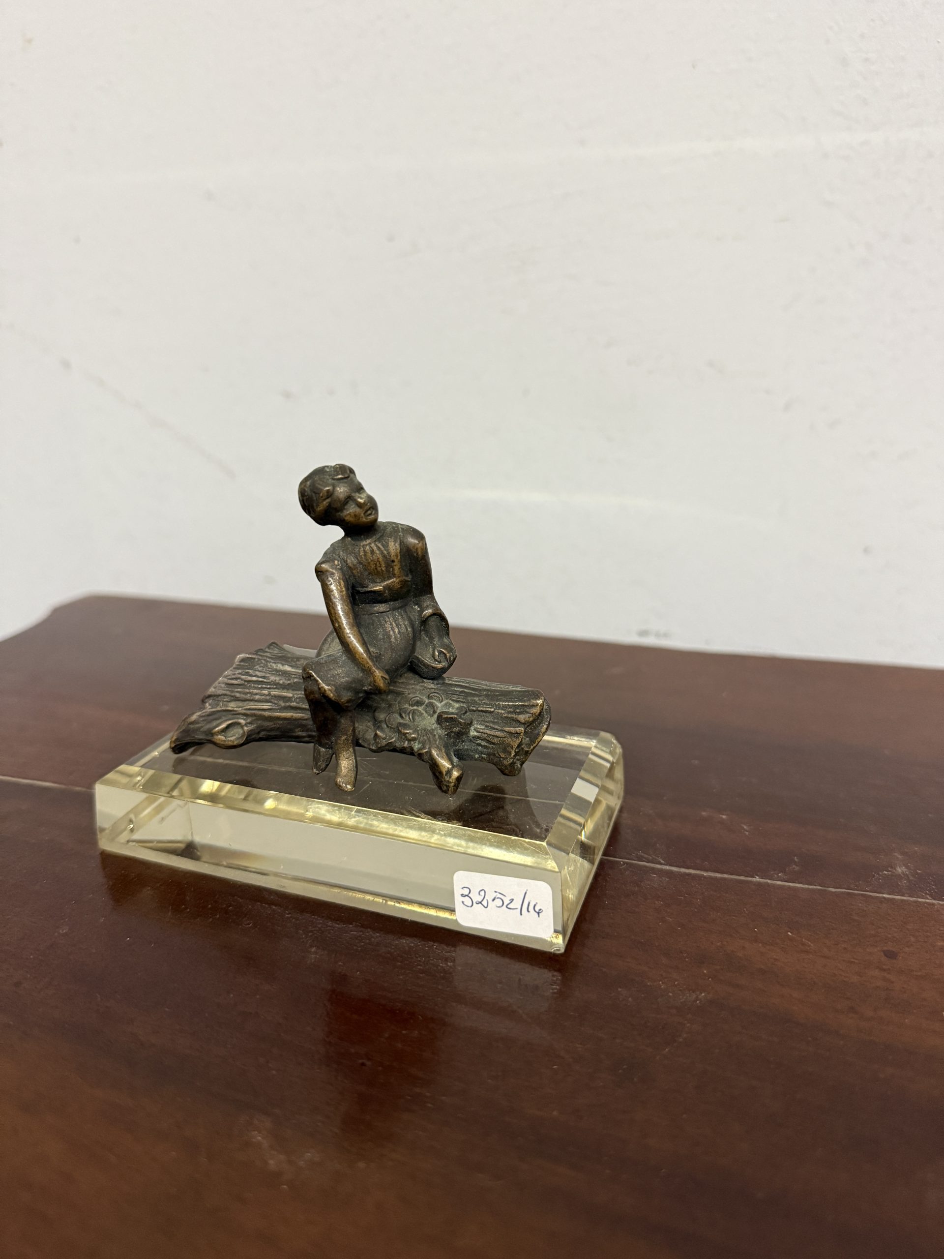 Piccola scultura in bronzo fanciulla distesa, XIX sec, su base di cristallo, 10x11x7cm - immagine 2