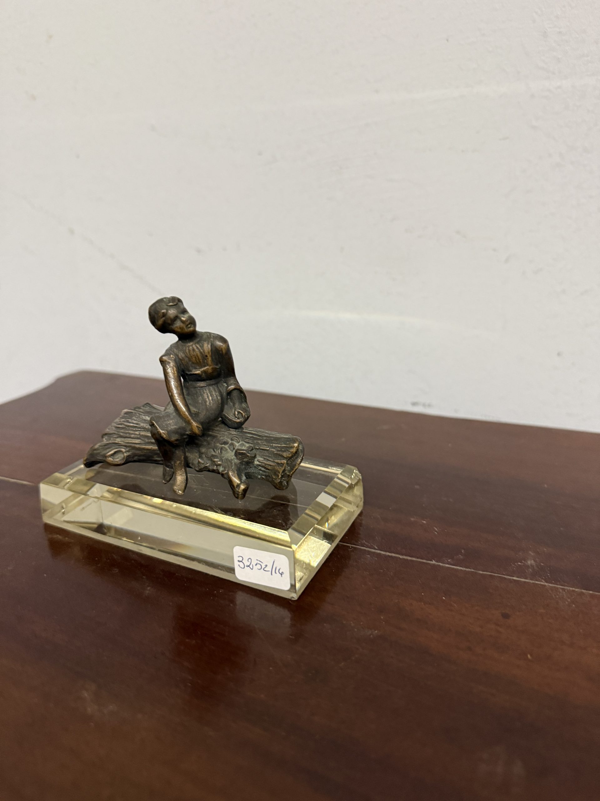 Piccola scultura in bronzo fanciulla distesa, XIX sec, su base di cristallo, 10x11x7cm - immagine 3