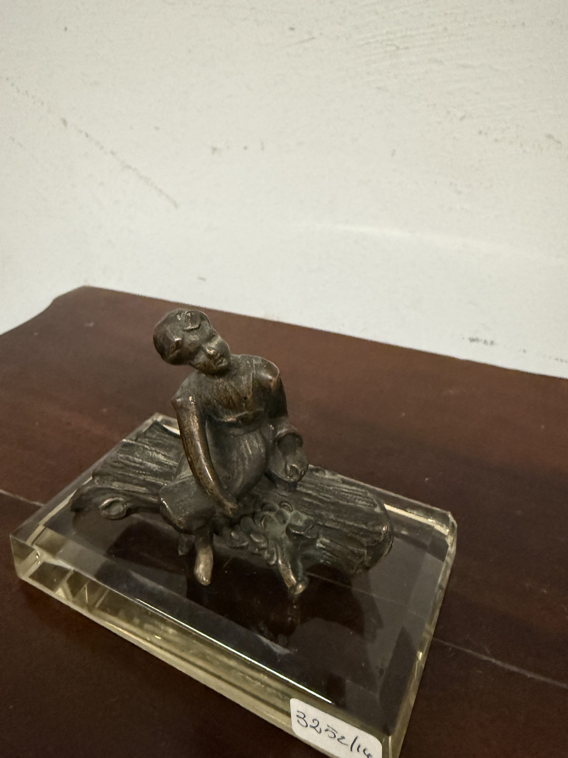 Piccola scultura in bronzo fanciulla distesa, XIX sec, su base di cristallo, 10x11x7cm - immagine 4