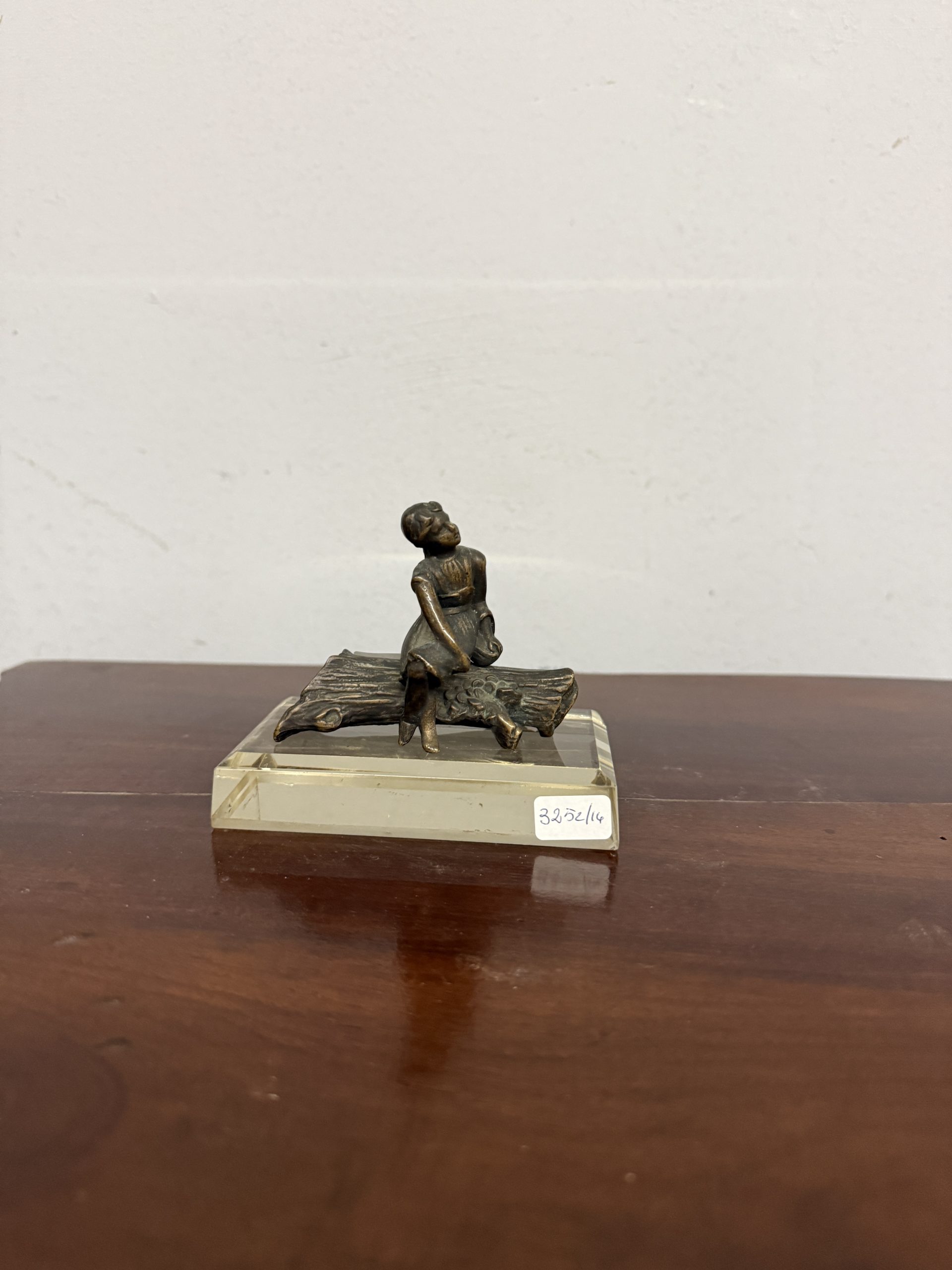 Piccola scultura in bronzo fanciulla distesa, XIX sec, su base di cristallo, 10x11x7cm - immagine 5