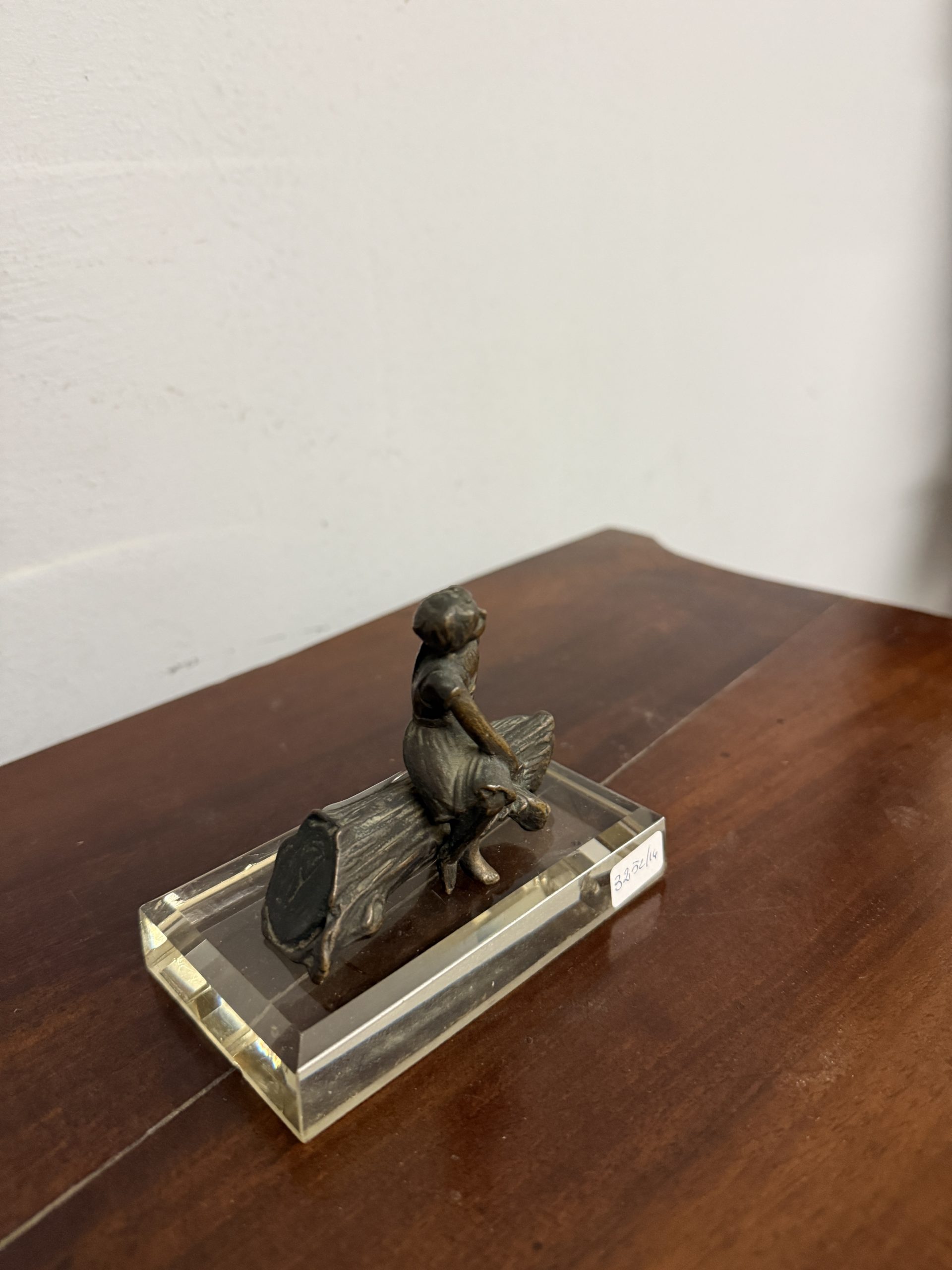 Piccola scultura in bronzo fanciulla distesa, XIX sec, su base di cristallo, 10x11x7cm - immagine 6