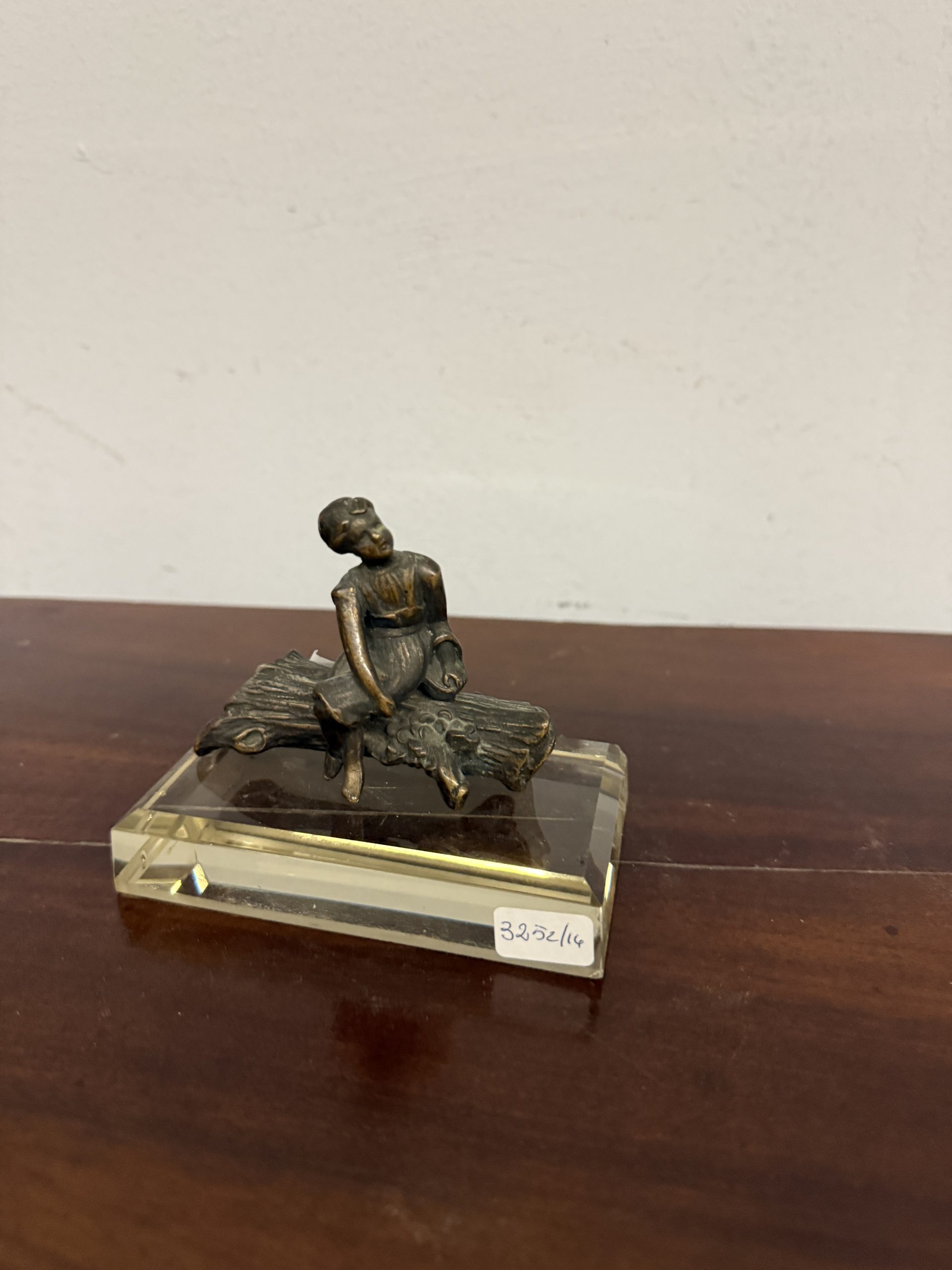 Piccola scultura in bronzo fanciulla distesa, XIX sec, su base di cristallo, 10x11x7cm - immagine 9