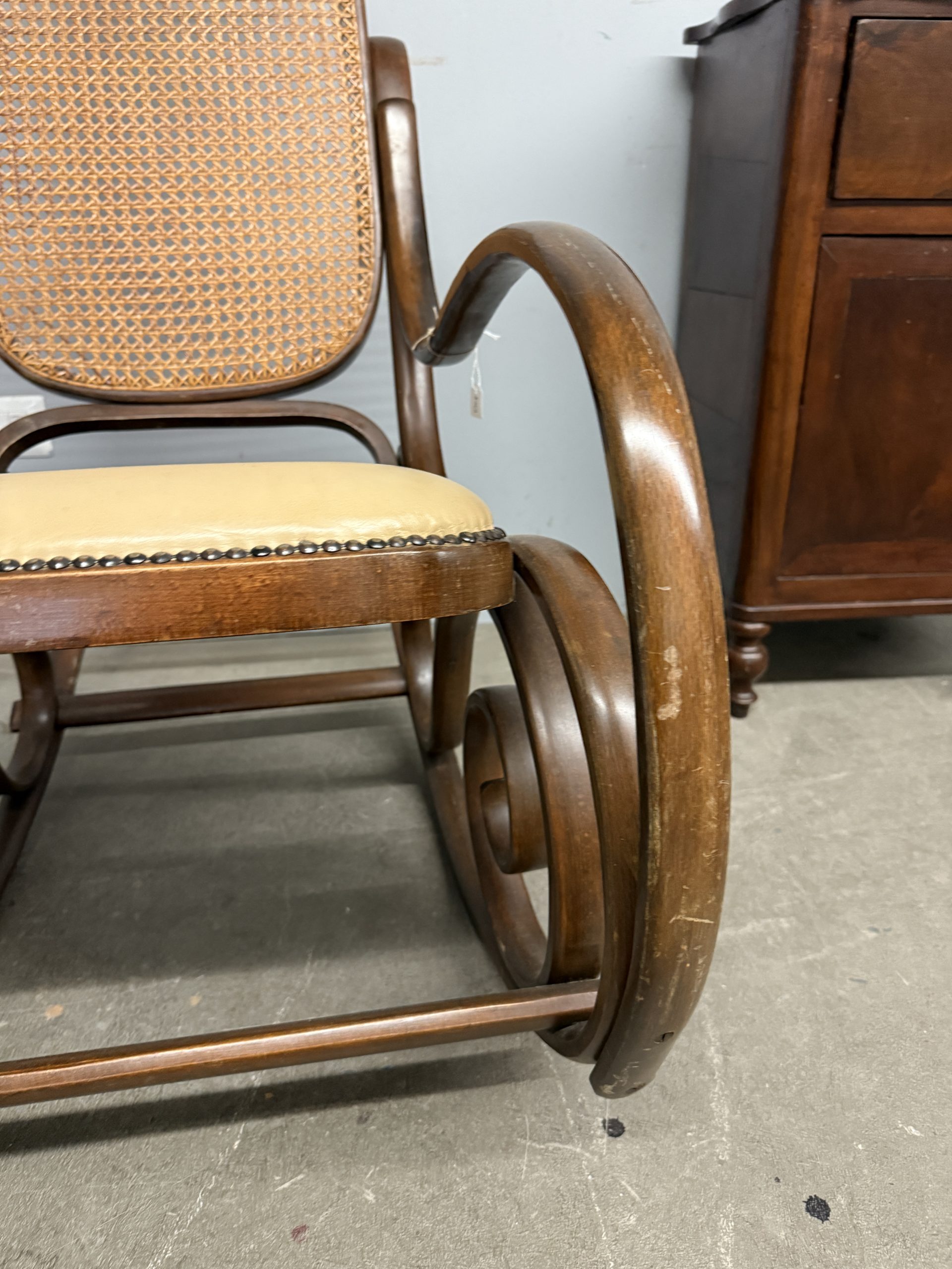 Poltrona a dondolo Salotto e Liberali anni '30, Napoli, marchiato, stile Thonet - immagine 5