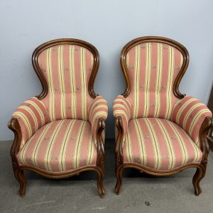 Antica coppia di poltrone Luigi Filippo in noce massello, XIX sec, 67x63x50cm