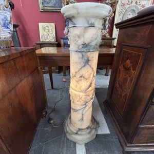Antica colonna in alabastro epoca Liberty 1920 elettrificata a lampada.
