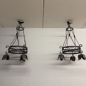 Antica coppia di lampadari in ferro battuto tre luci, XX sec, 100x60cm
