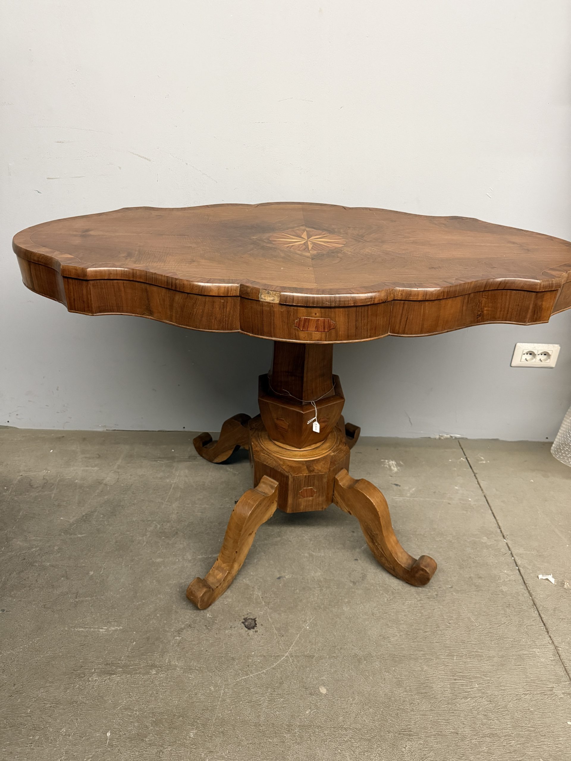 Antico tavolo a biscotto, '800, Carlo X in noce con stella intarsiata, 80x126x74cm