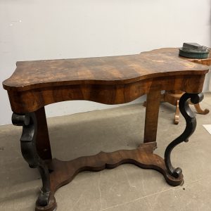 Antica console '800 in noce, 95x118x61cm in noce massello e parti in lastronatura, richiede intervento di restauro.