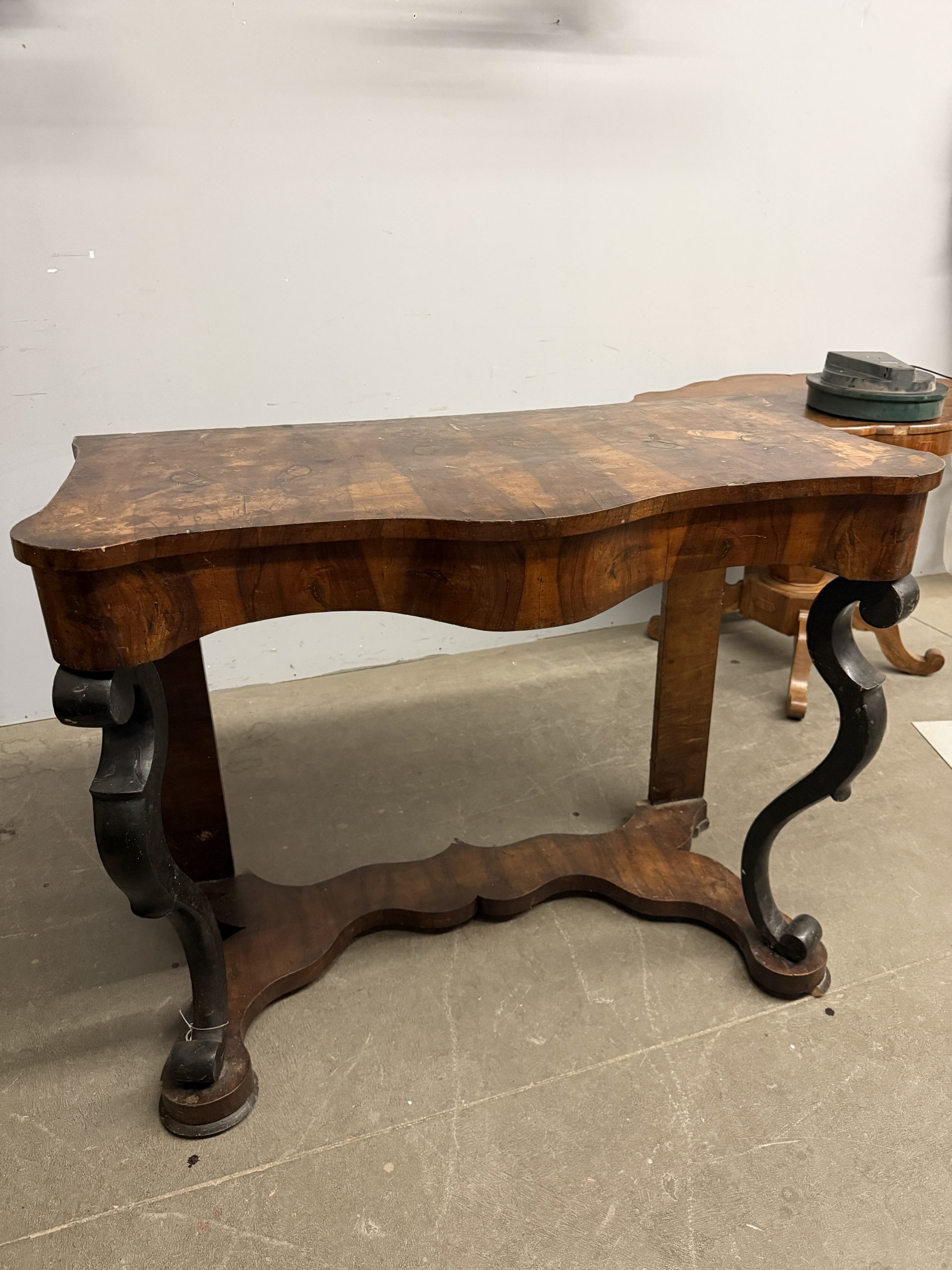 Antica console '800 in noce, 95x118x61cm in noce massello e parti in lastronatura, richiede intervento di restauro.
