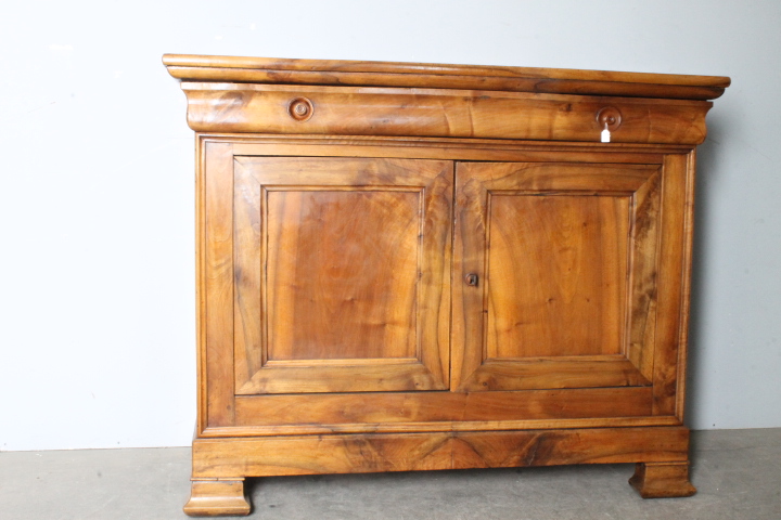 Antica credenza noce XIX sec cappuccina Biondo venata . Restaurata 130 x 55 , Altezza cm 106