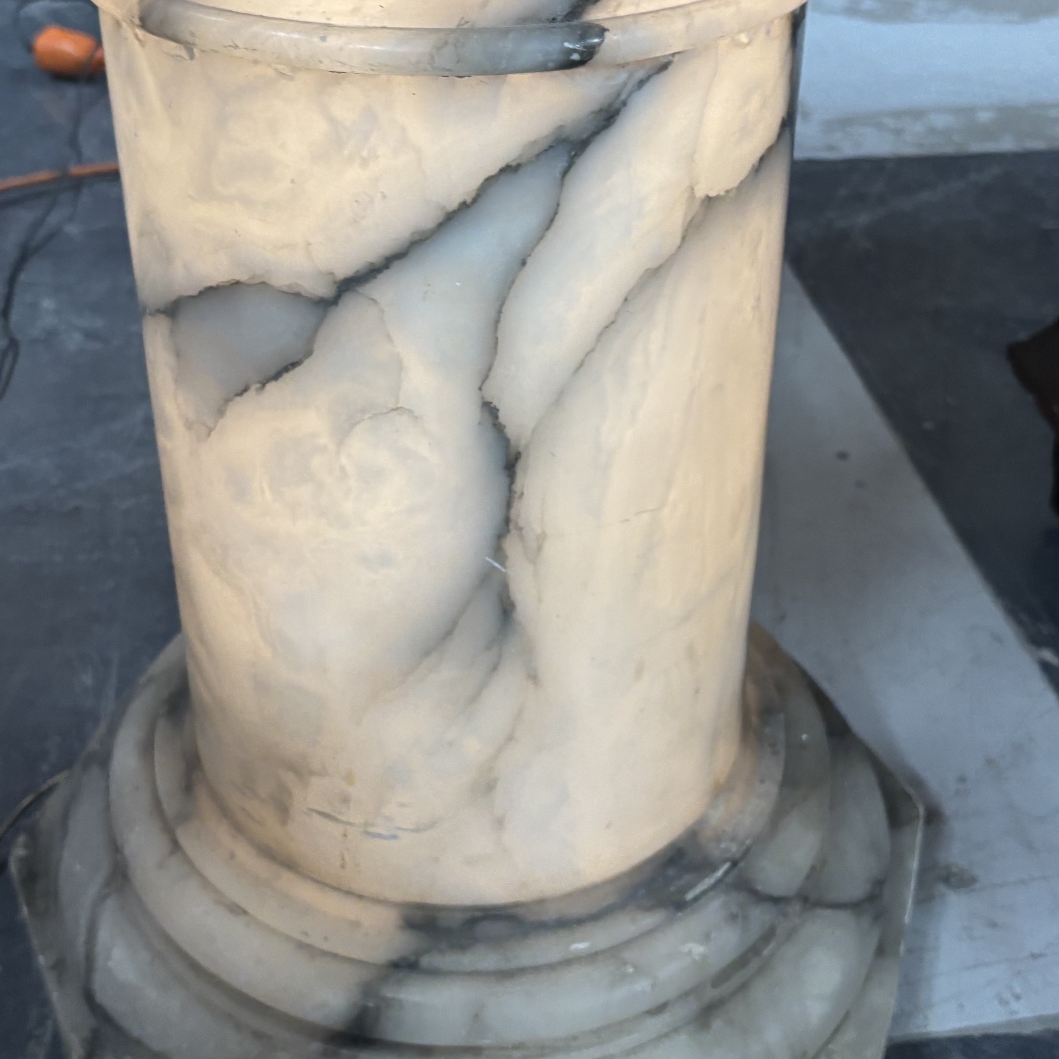 Antica colonna in alabastro epoca Liberty 1920 elettrificata a lampada. - immagine 10
