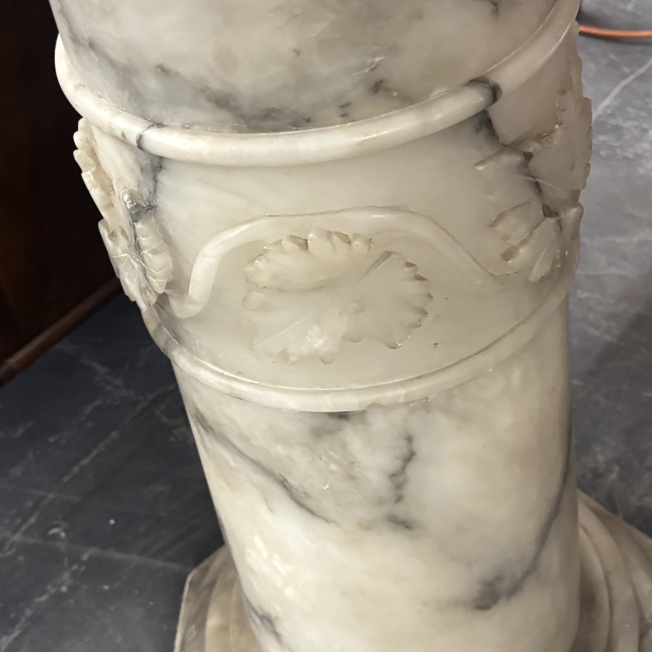 Antica colonna in alabastro epoca Liberty 1920 elettrificata a lampada. - immagine 3