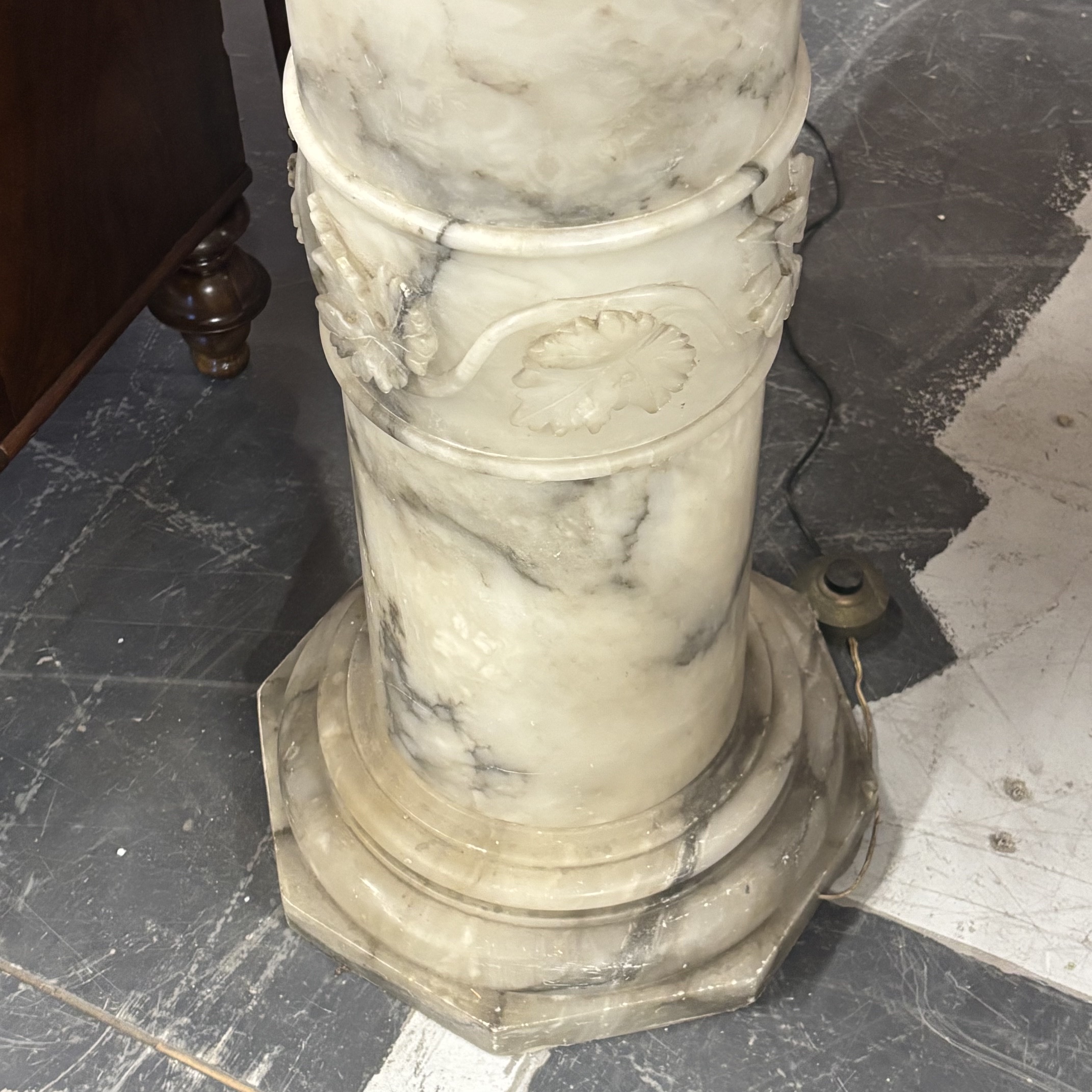 Antica colonna in alabastro epoca Liberty 1920 elettrificata a lampada. - immagine 2