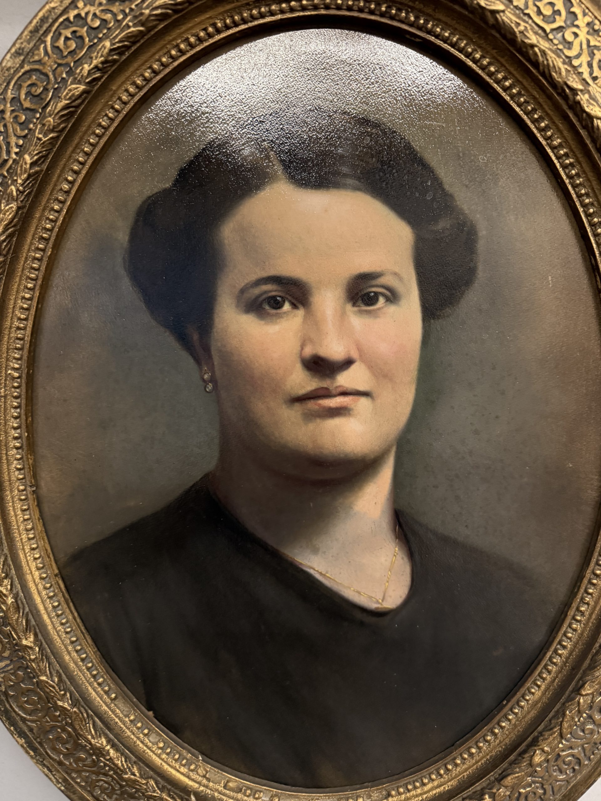 Antico dipinto olio su tavola ovale, XIX sec, raffigurante donna, 1902, 52x42cm - immagine 2