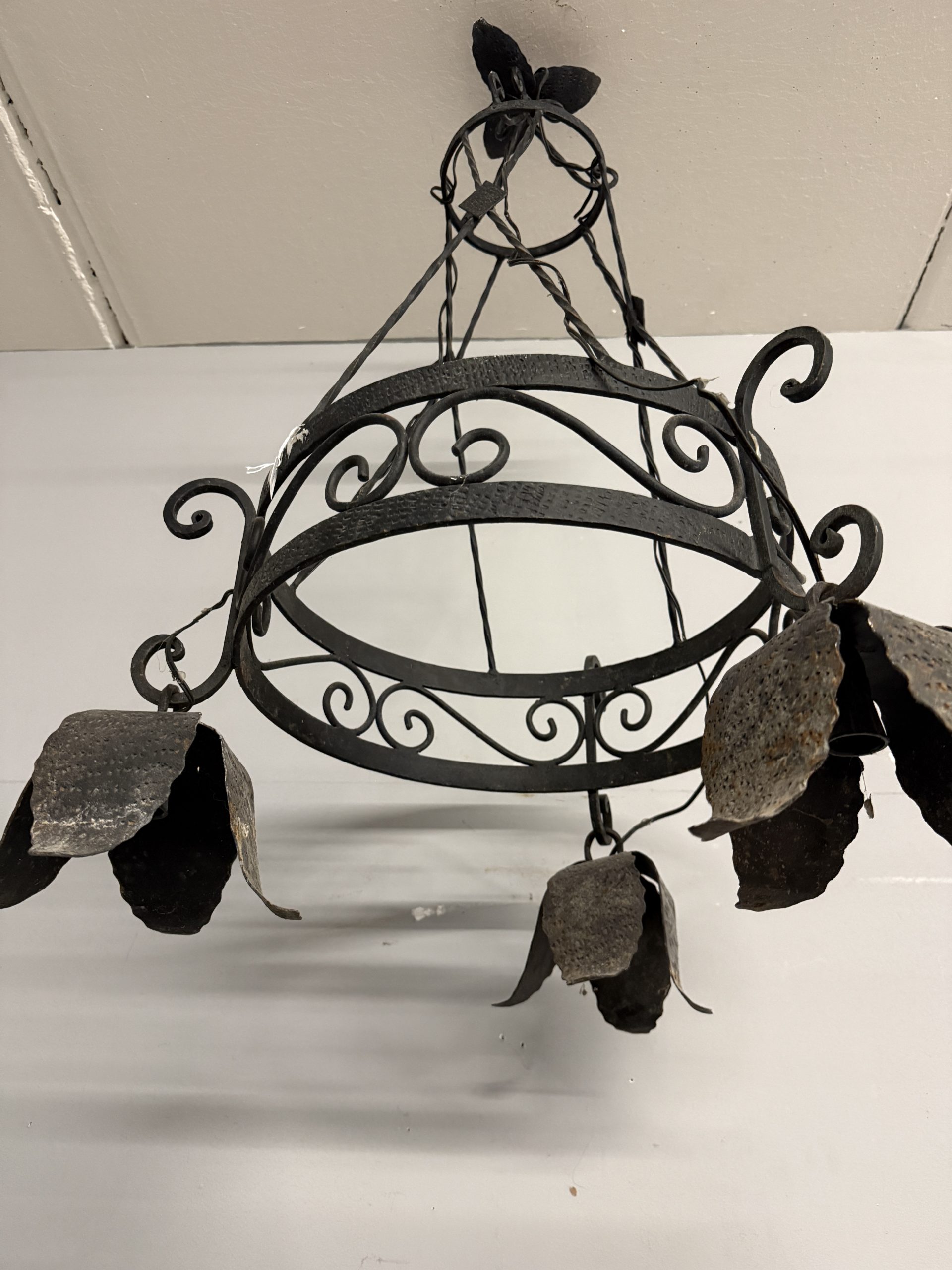 Antica coppia di lampadari in ferro battuto tre luci, XX sec, 100x60cm - immagine 3