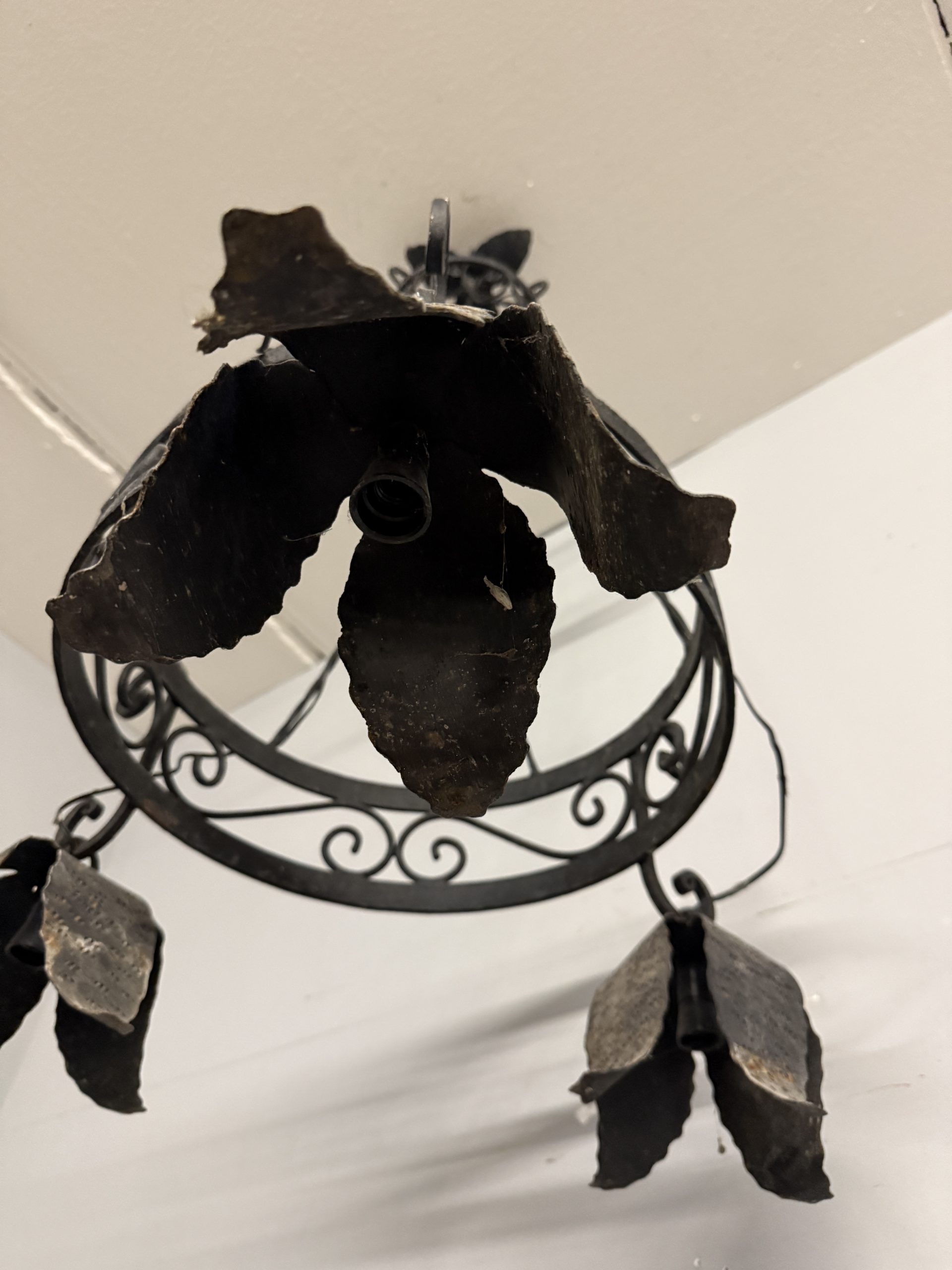 Antica coppia di lampadari in ferro battuto tre luci, XX sec, 100x60cm - immagine 4