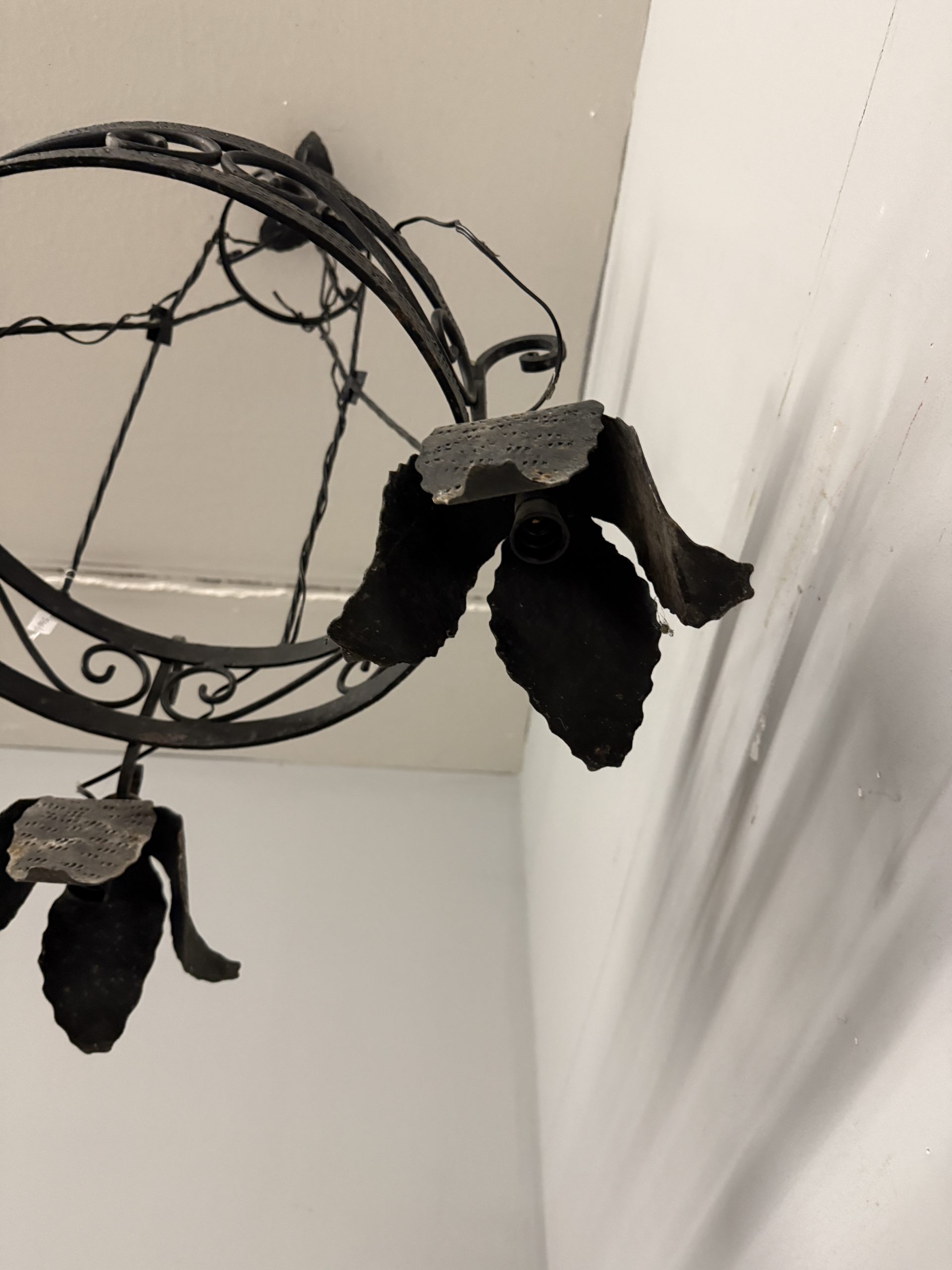 Antica coppia di lampadari in ferro battuto tre luci, XX sec, 100x60cm - immagine 5