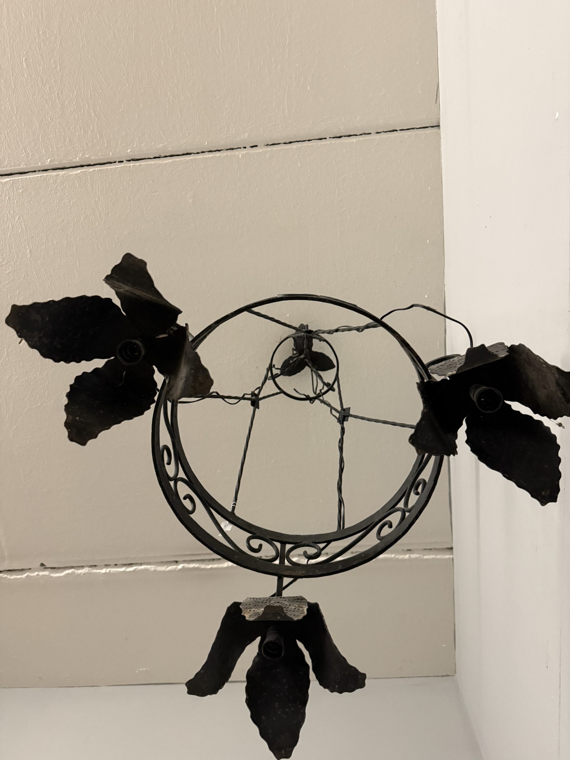 Antica coppia di lampadari in ferro battuto tre luci, XX sec, 100x60cm - immagine 6