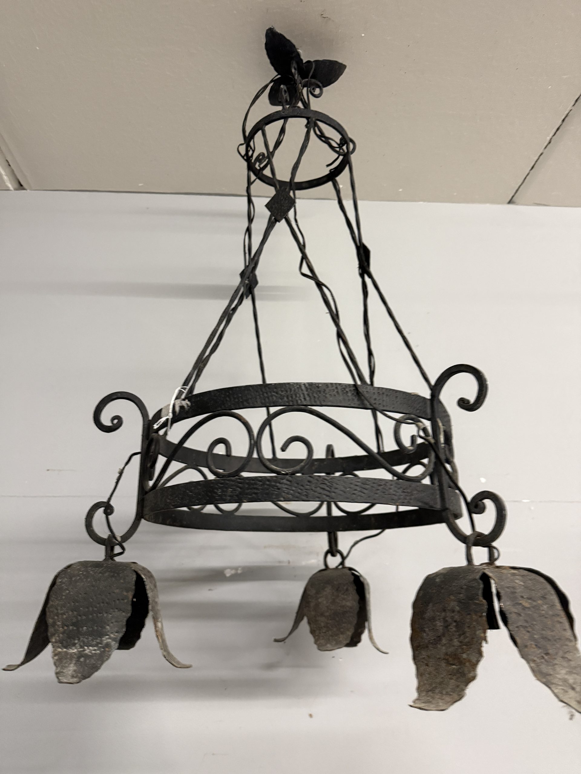 Antica coppia di lampadari in ferro battuto tre luci, XX sec, 100x60cm - immagine 9