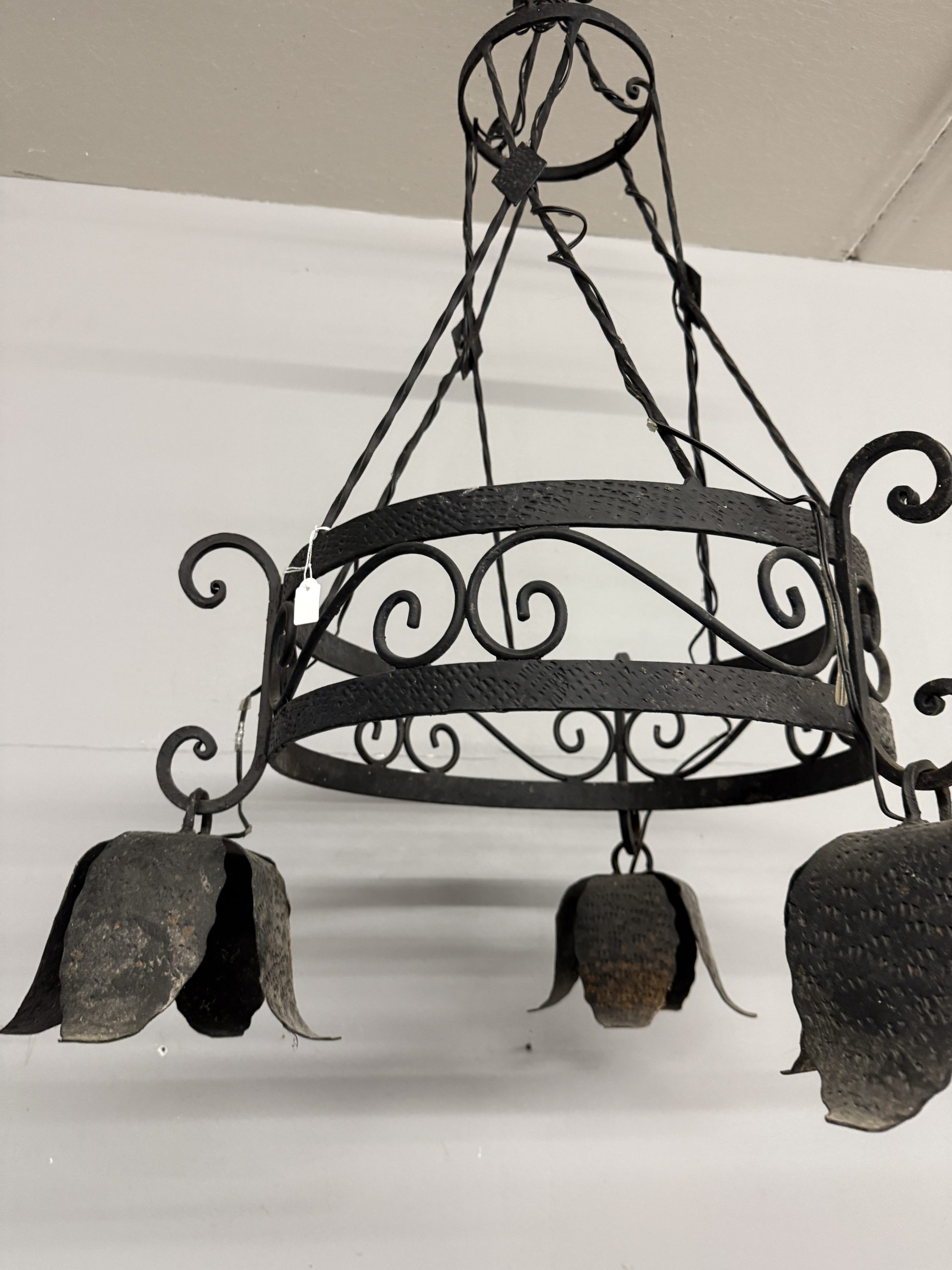 Antica coppia di lampadari in ferro battuto tre luci, XX sec, 100x60cm - immagine 10