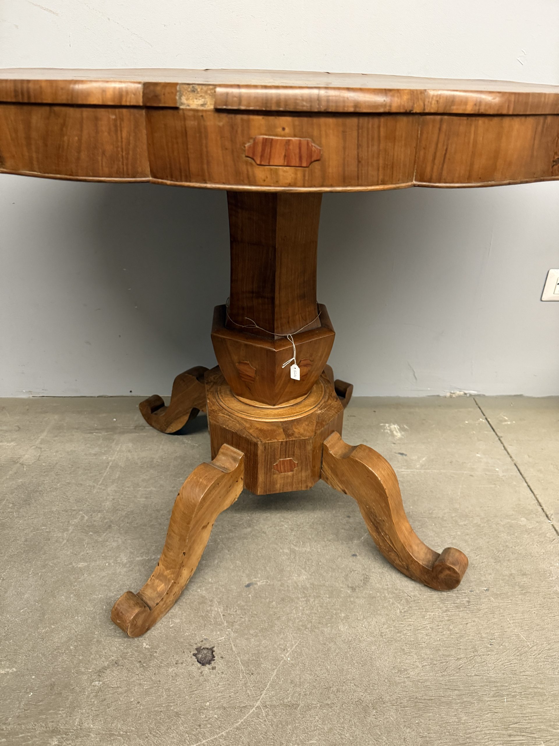Antico tavolo a biscotto, '800, Carlo X in noce con stella intarsiata, 80x126x74cm - immagine 2