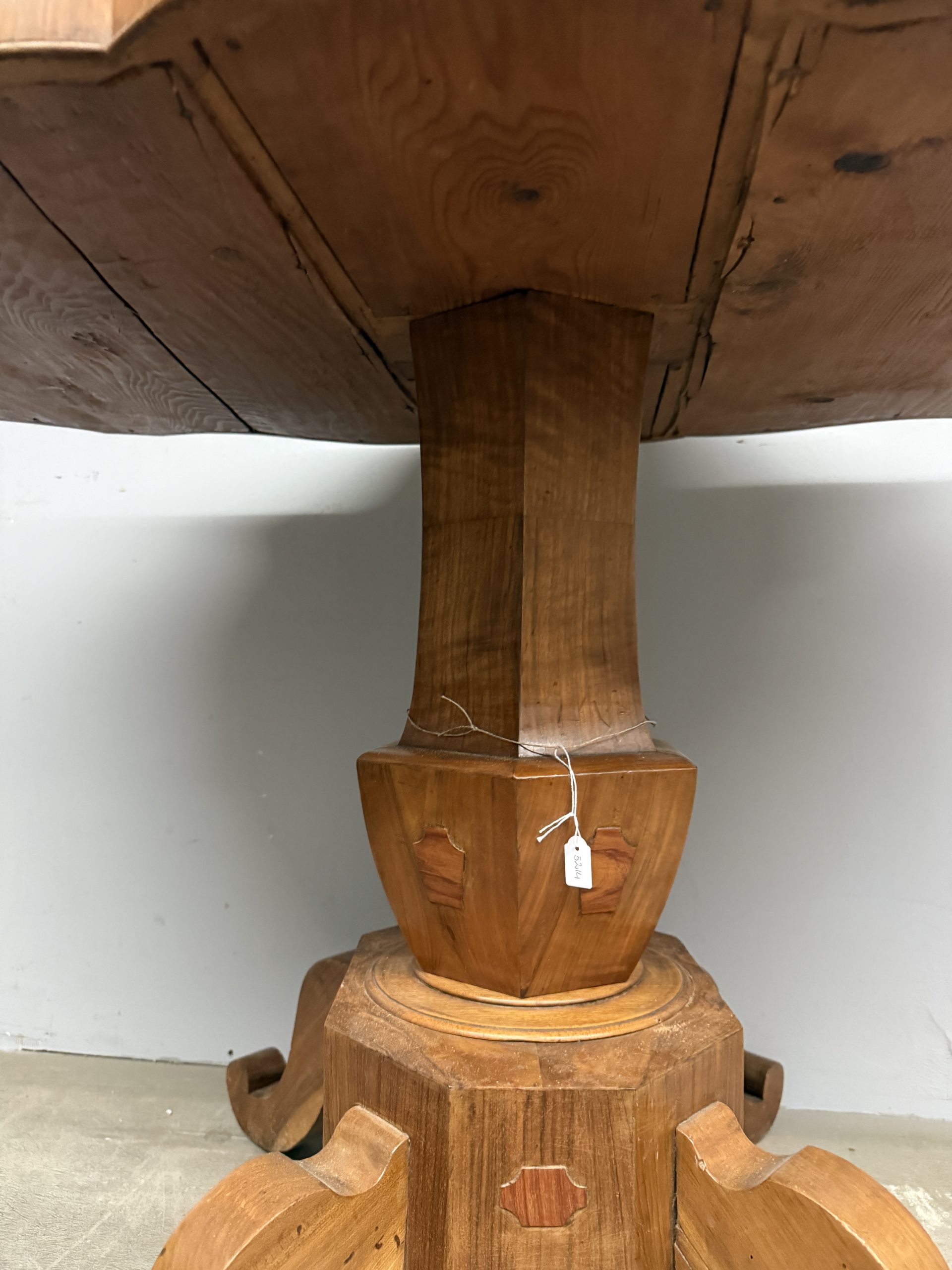 Antico tavolo a biscotto, '800, Carlo X in noce con stella intarsiata, 80x126x74cm - immagine 3