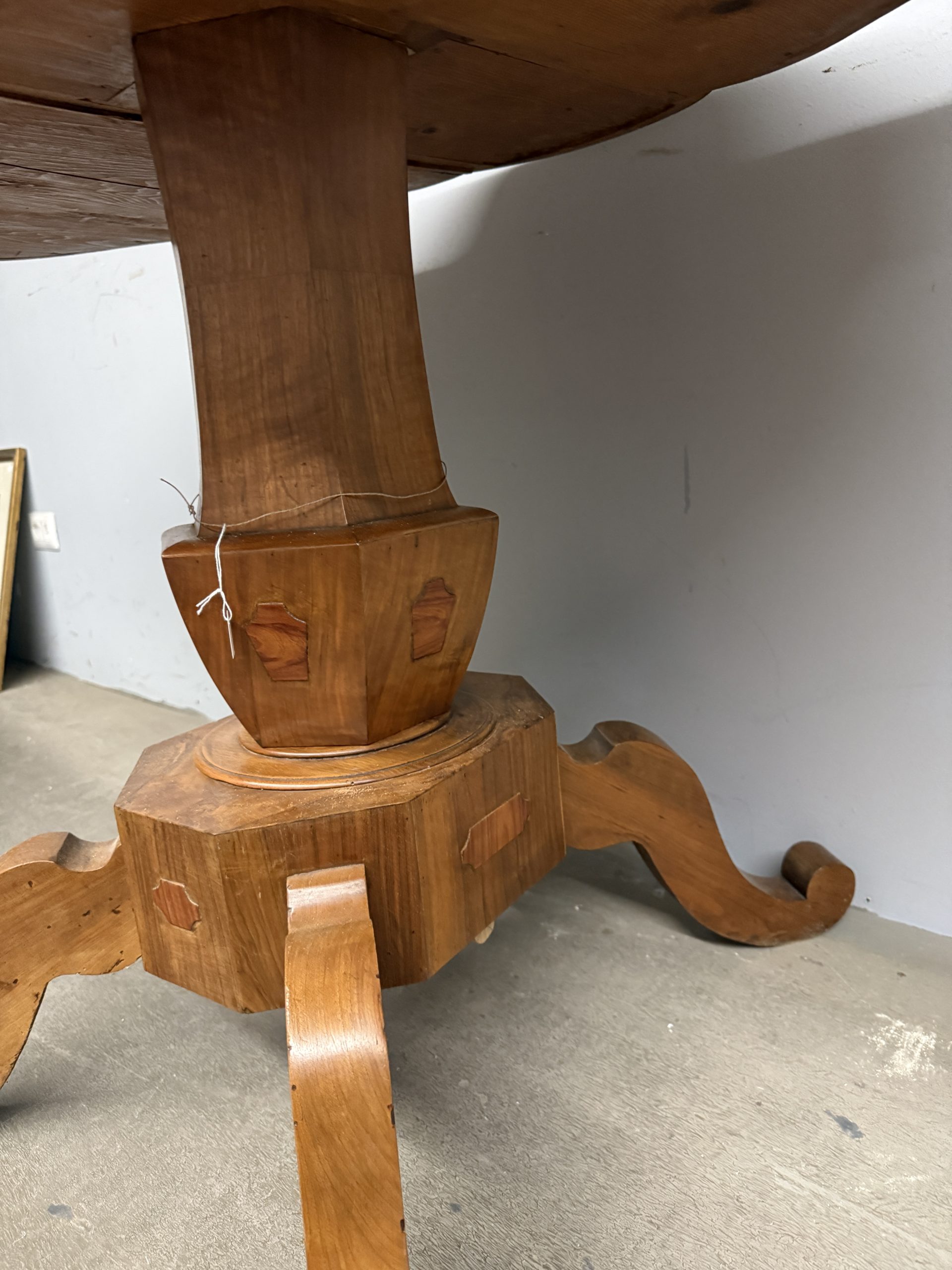 Antico tavolo a biscotto, '800, Carlo X in noce con stella intarsiata, 80x126x74cm - immagine 7