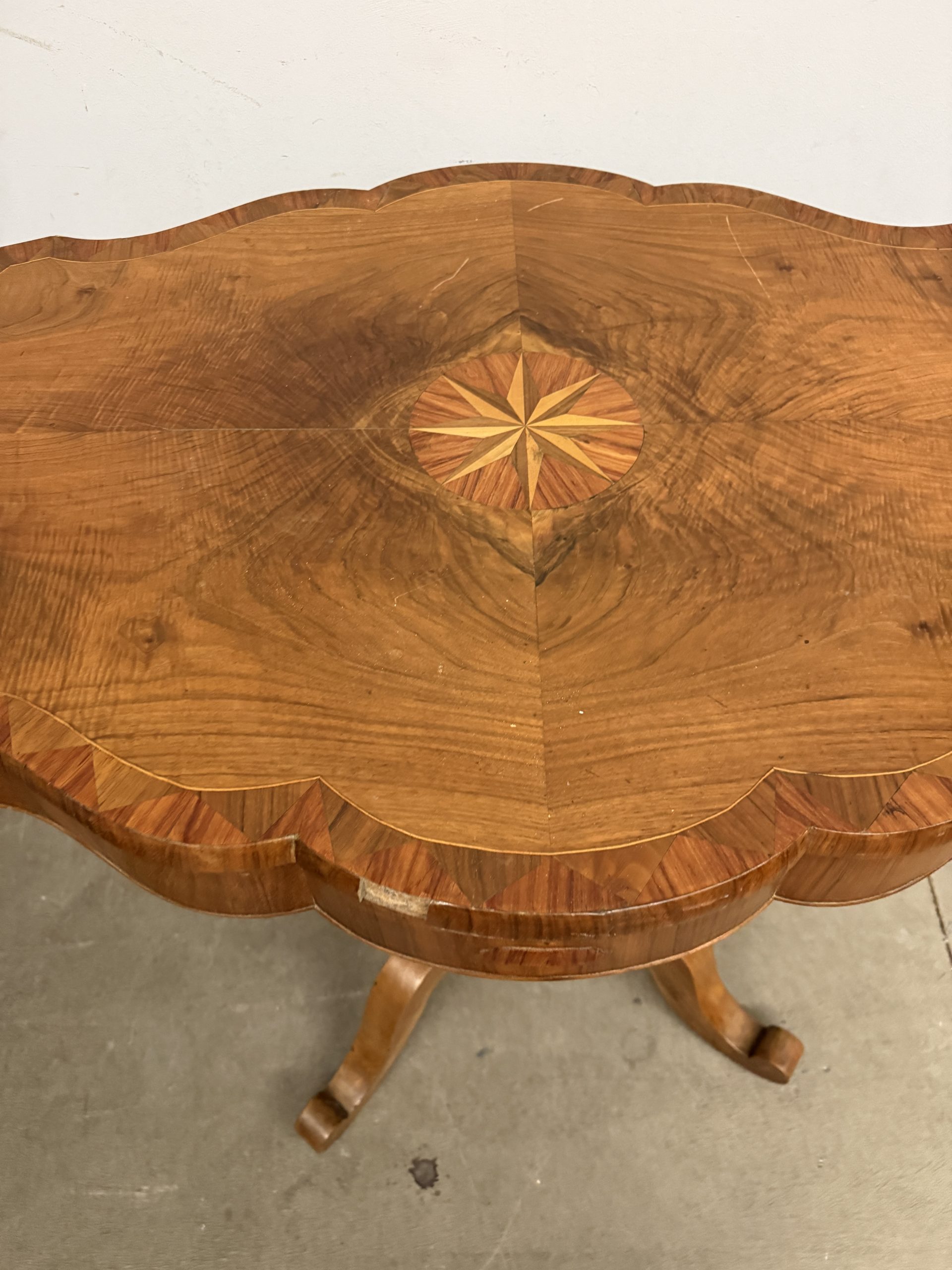 Antico tavolo a biscotto, '800, Carlo X in noce con stella intarsiata, 80x126x74cm - immagine 9