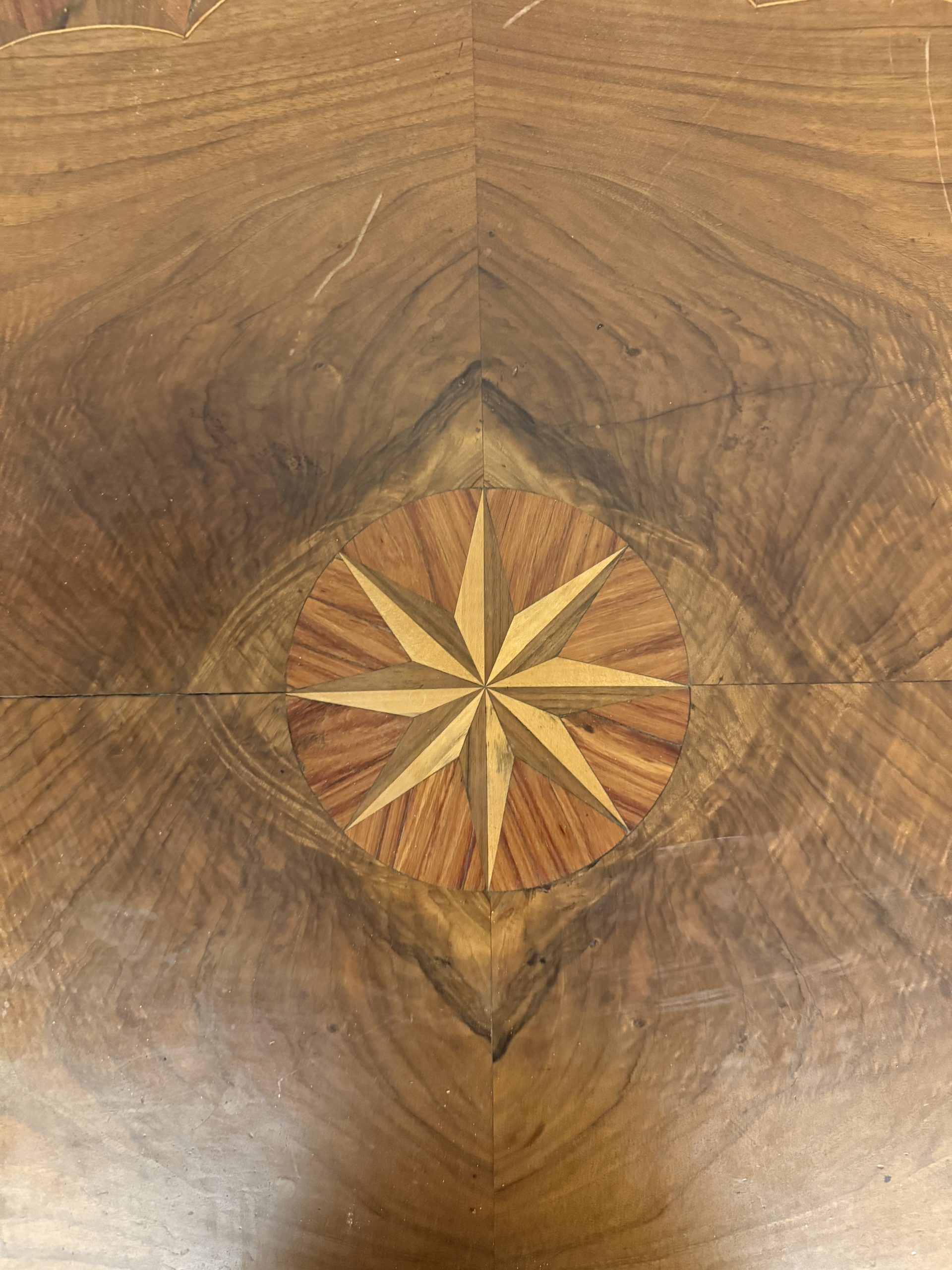 Antico tavolo a biscotto, '800, Carlo X in noce con stella intarsiata, 80x126x74cm - immagine 10