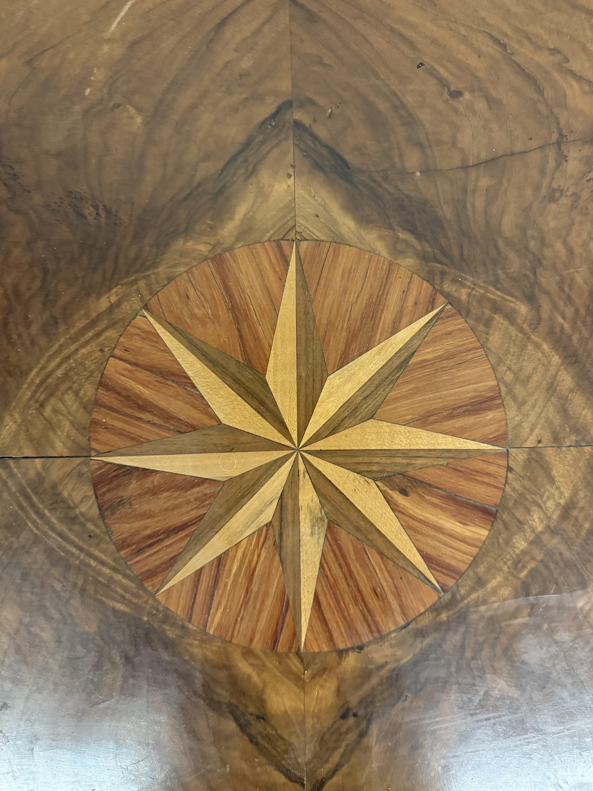 Antico tavolo a biscotto, '800, Carlo X in noce con stella intarsiata, 80x126x74cm - immagine 11