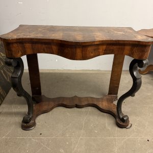 Alternative view of Antica console '800 in noce, 95x118x61cm in noce massello e parti in lastronatura, richiede intervento di restauro.