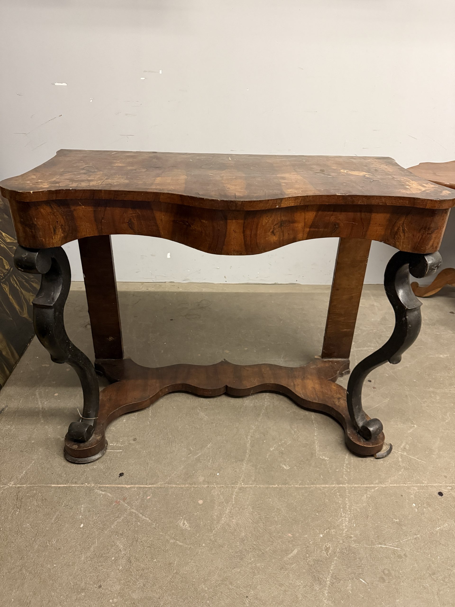 Antica console '800 in noce, 95x118x61cm in noce massello e parti in lastronatura, richiede intervento di restauro. - immagine 2