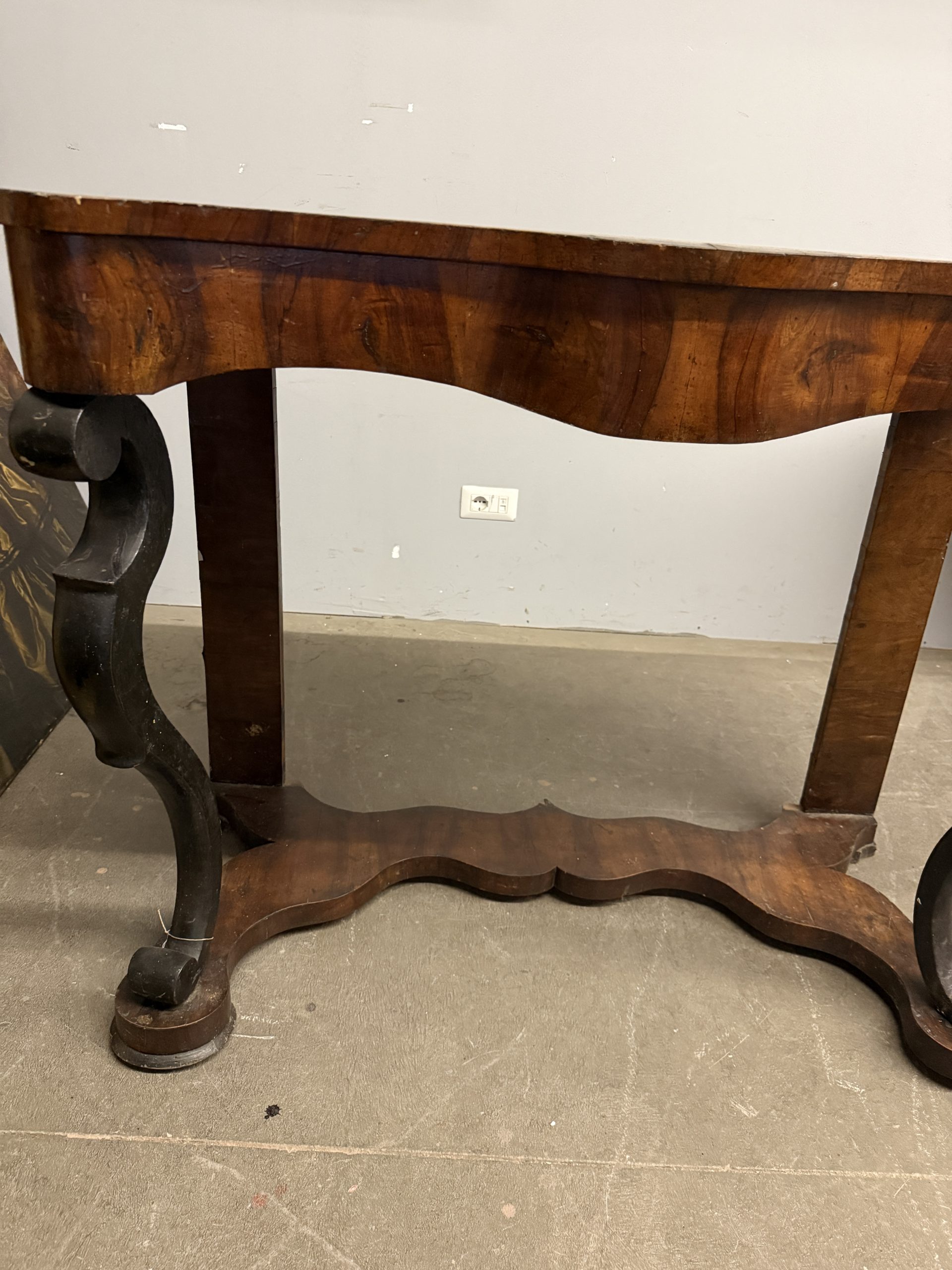 Antica console '800 in noce, 95x118x61cm in noce massello e parti in lastronatura, richiede intervento di restauro. - immagine 3