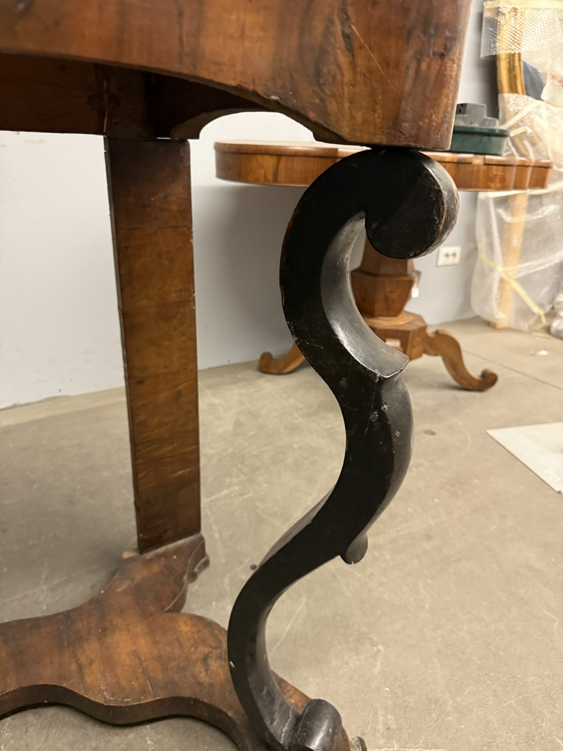 Antica console '800 in noce, 95x118x61cm in noce massello e parti in lastronatura, richiede intervento di restauro. - immagine 4