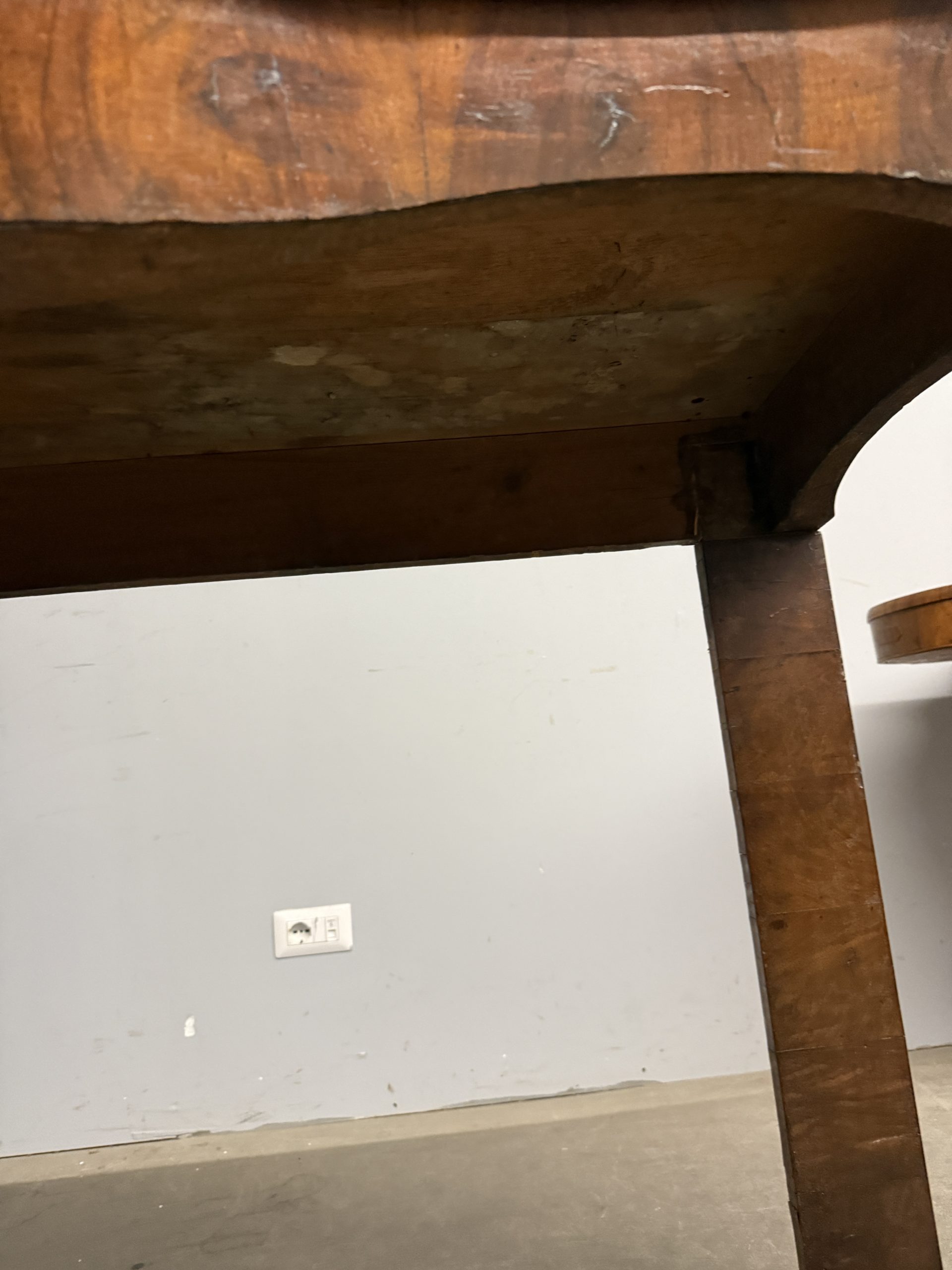 Antica console '800 in noce, 95x118x61cm in noce massello e parti in lastronatura, richiede intervento di restauro. - immagine 5