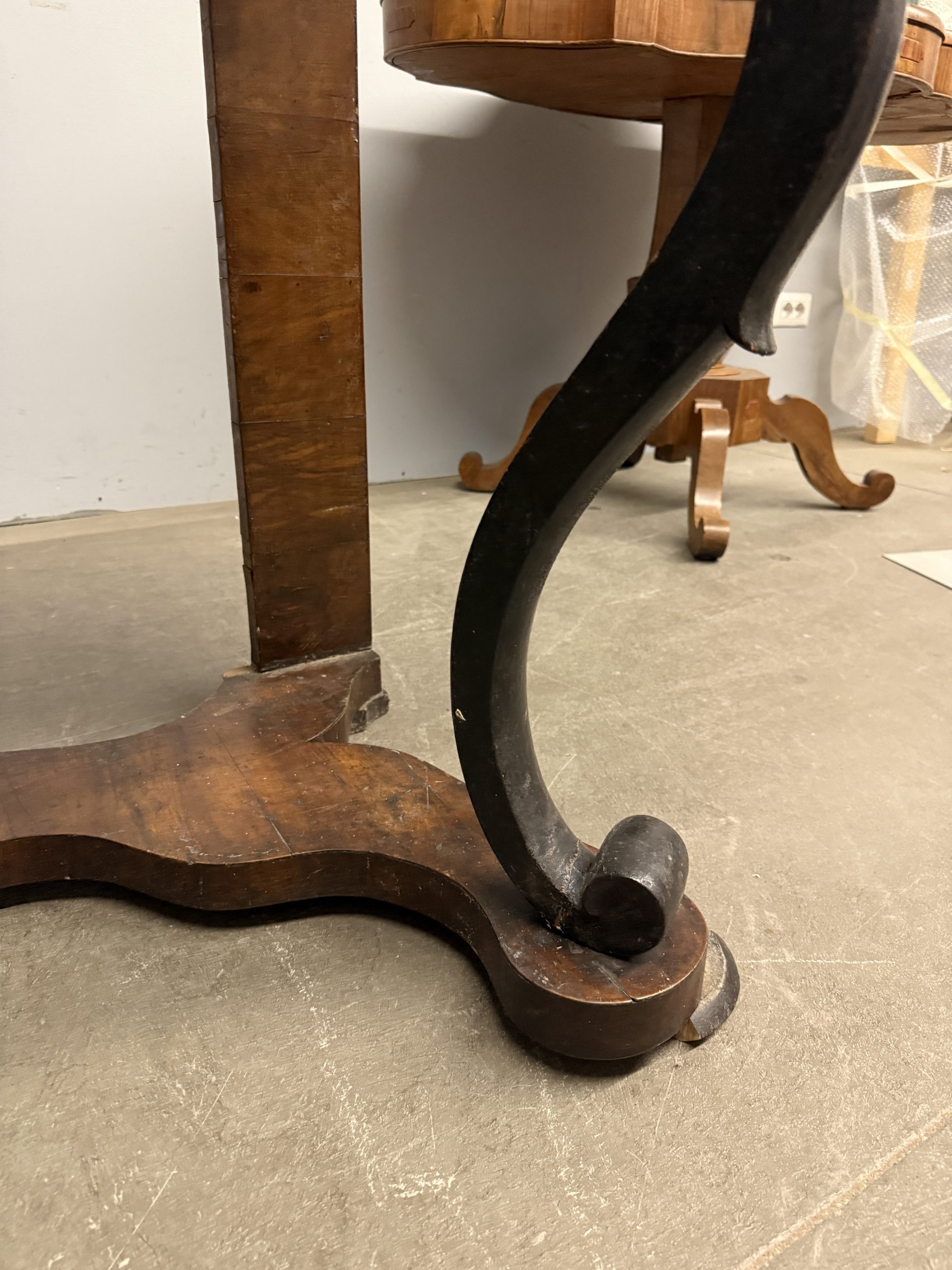 Antica console '800 in noce, 95x118x61cm in noce massello e parti in lastronatura, richiede intervento di restauro. - immagine 9