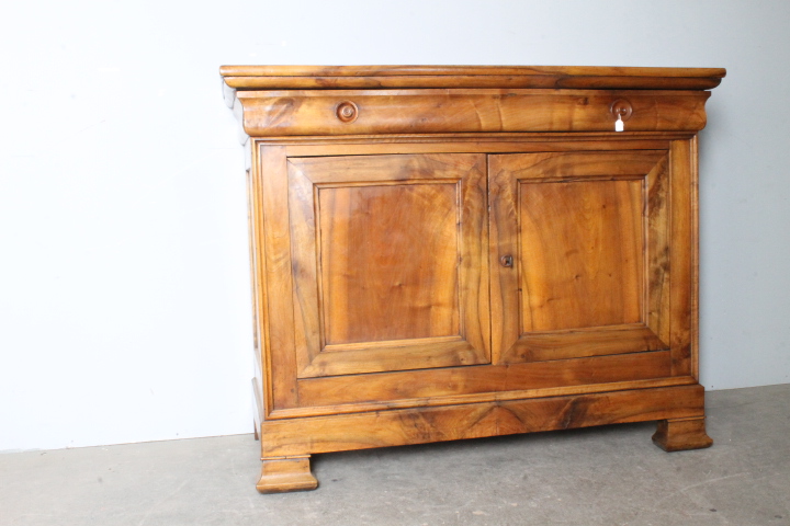 Antica credenza noce XIX sec cappuccina Biondo venata . Restaurata 130 x 55 , Altezza cm 106 - immagine 2