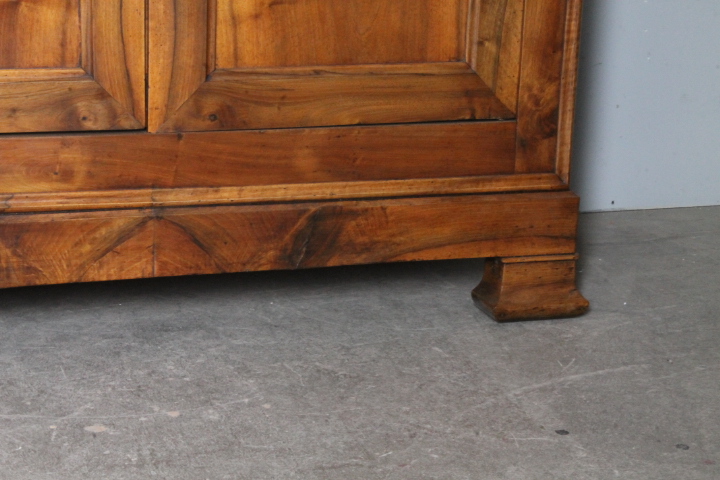 Antica credenza noce XIX sec cappuccina Biondo venata . Restaurata 130 x 55 , Altezza cm 106 - immagine 4