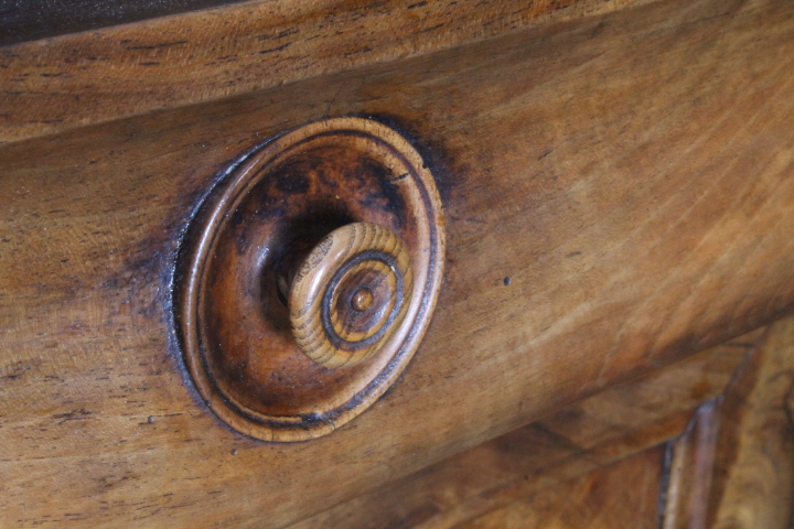Antica credenza noce XIX sec cappuccina Biondo venata . Restaurata 130 x 55 , Altezza cm 106 - immagine 6