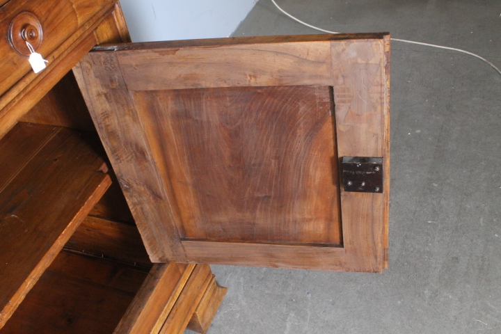 Antica credenza noce XIX sec cappuccina Biondo venata . Restaurata 130 x 55 , Altezza cm 106 - immagine 7