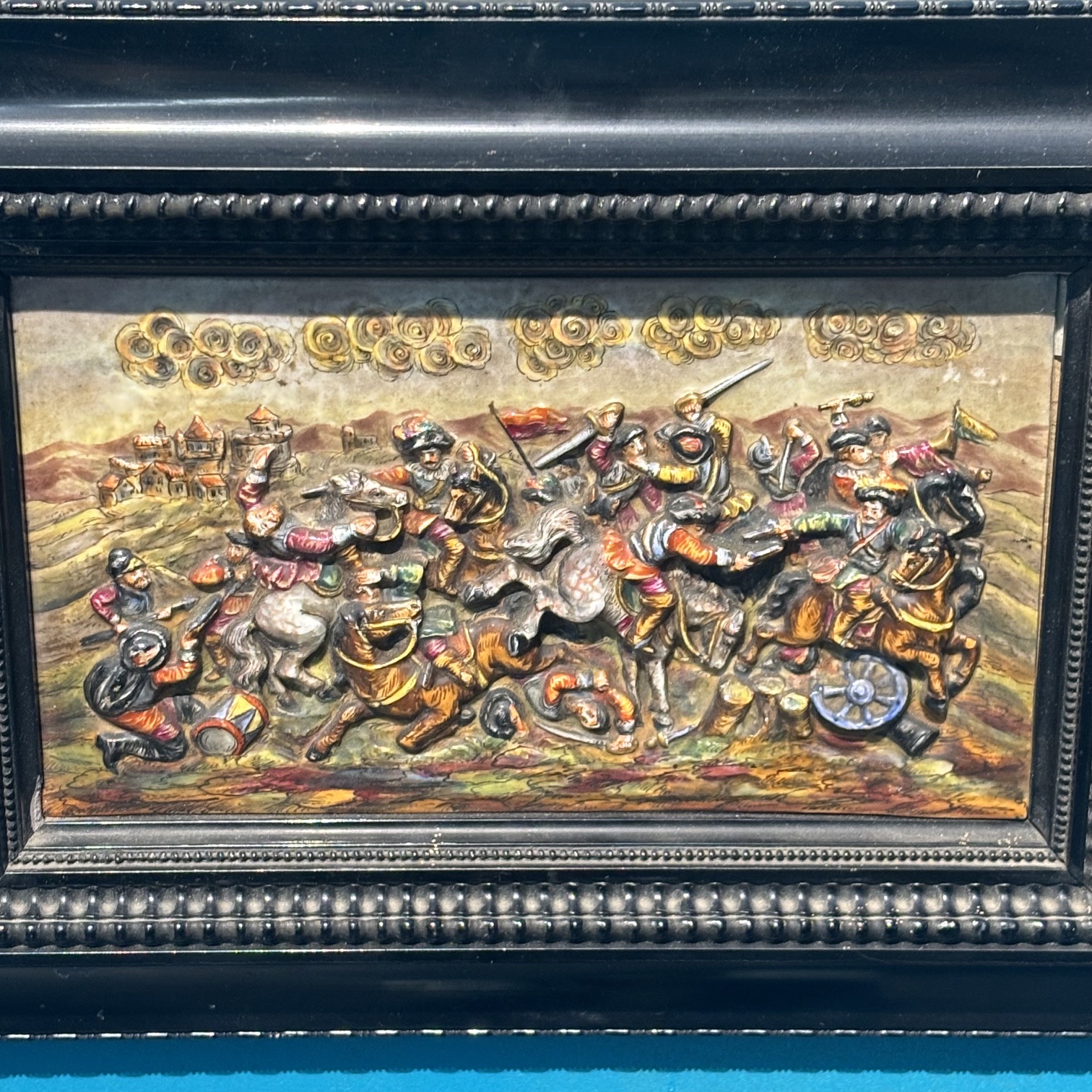 Antica placca in ceramica di Capodimonte -Napoli XIX sec . raffigurante “ La guerra dei trent’ anni “mis 27, 50 x 17 .