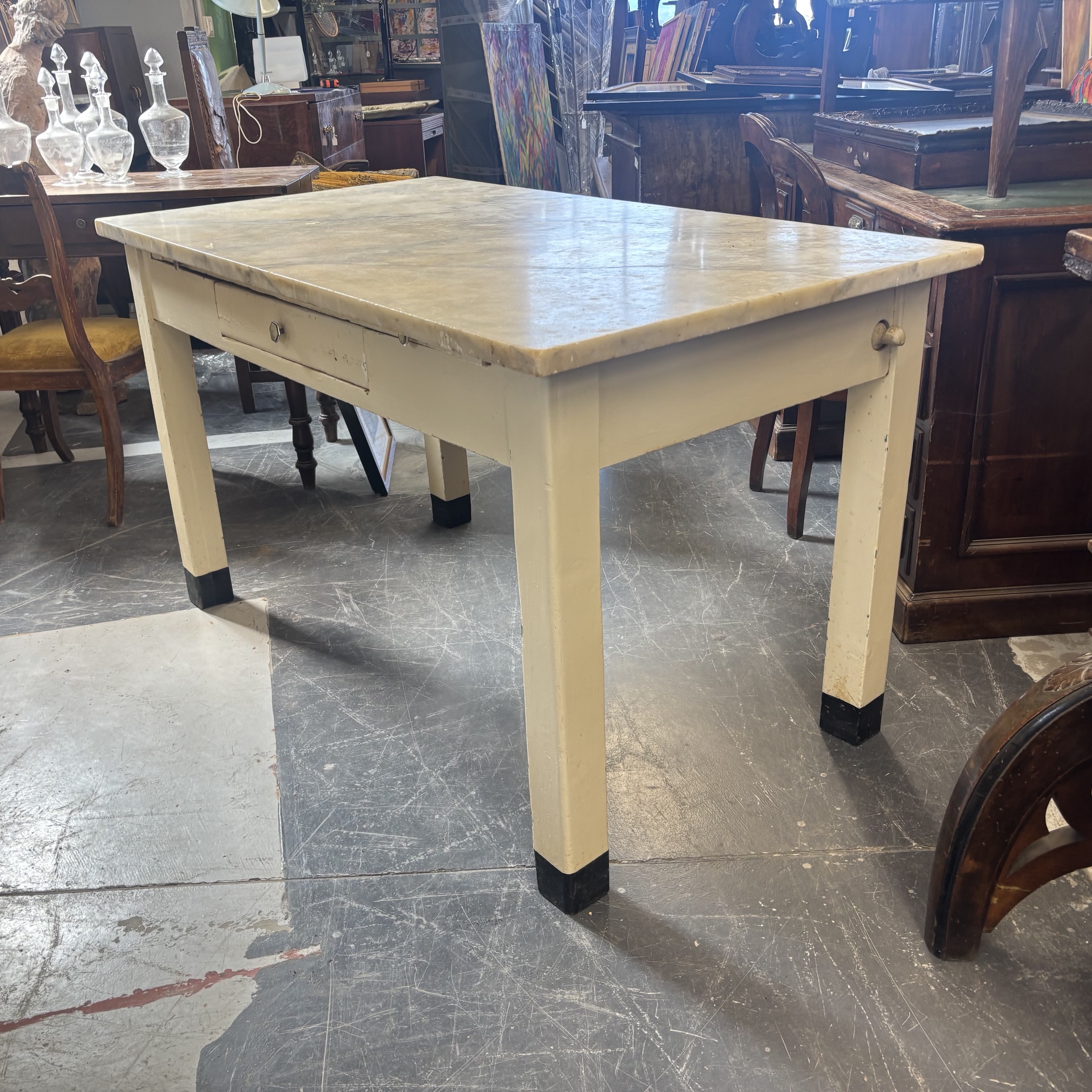 Antico tavolo campagnolo laccato bianco con marmo anni 40 . Mis 140 x 80