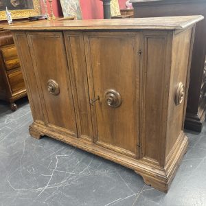 Antica credenza servante Bologna XVII sec noce . Mis 132 x 49 h 100
