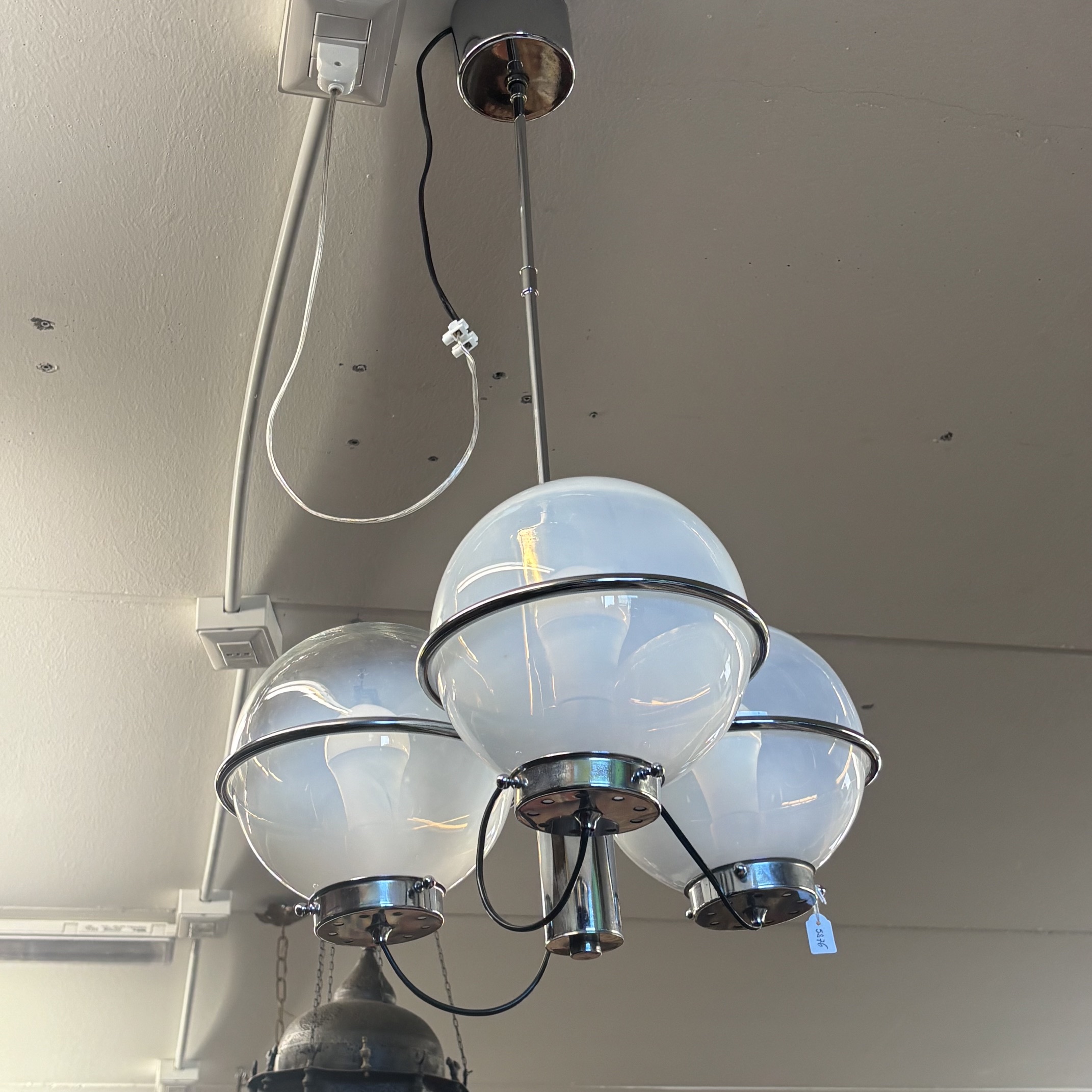 Lampadario chandelier Stile Sarfatti per Arteluce . Design Anni 70 .