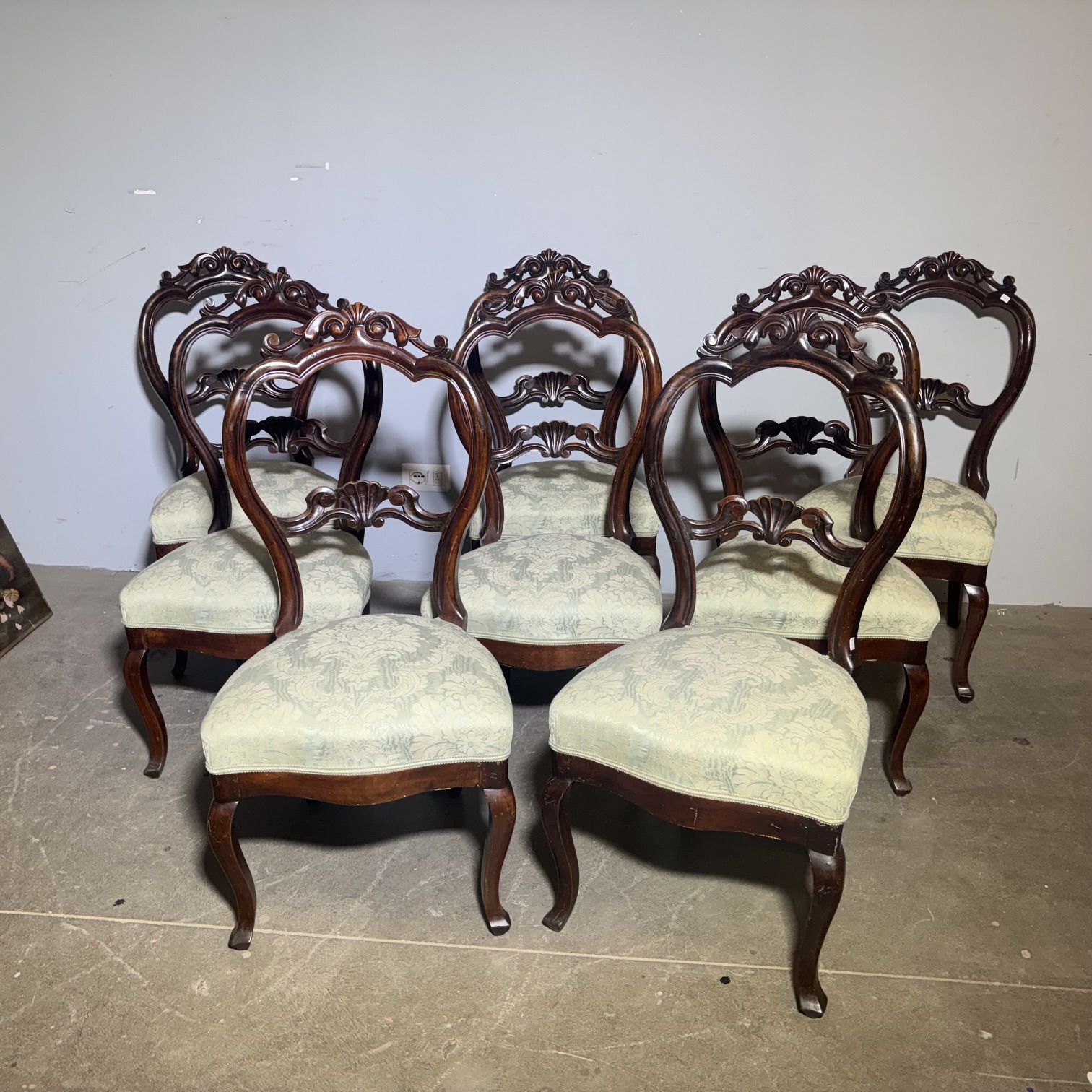 Antico gruppo di 8 sedie noce L. Filippo 1860 ca . Grande qualità .